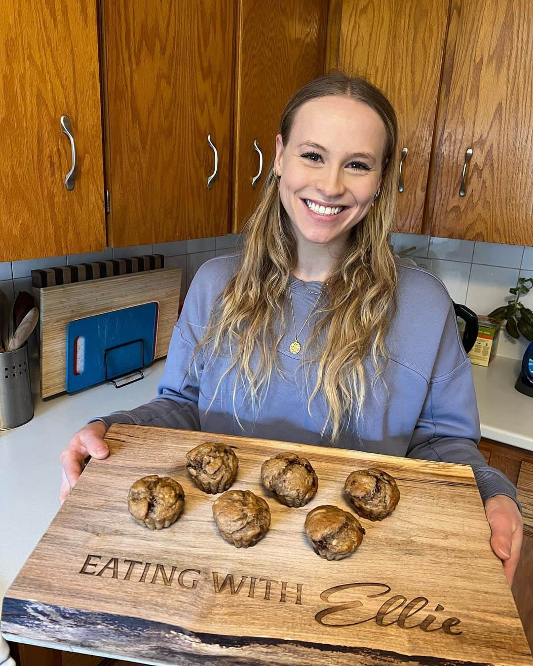 エリー・ブラックさんのインスタグラム写真 - (エリー・ブラックInstagram)「And we’re back with this amazing custom board for #EatingWithEllie !  Thank you @prenagwydrcreations ✨  Healthy Banana Chocolate Chip Muffins  🍌 3 ripe bananas / 1 1/3 cup bananas mashed  🍌 1/4 cup honey  🍌 1 Tbsp vanilla  🍌 1 Tbsp olive oil  🍌 1 egg 🍌 1/2 cup plain 0% Greek yogurt  🍌 1 Tbsp milk of choice  🍌 1 1/2 cup whole wheat flour  🍌 1 tsp baking soda  🍌 1/4 tsp salt 🍌 1/2 cup mini dark chocolate chips or semi sweet   Preheat oven to 350F. Prepare & spray muffin cups with olive oil spray. In a medium bowl: whisk together flour, baking soda, & salt.  In another bowl: mash bananas, then add the egg, honey, oil, vanilla, Greek yogurt, & milk. Add wet to dry ingredients: mix together.  Fold chocolate chips in.  Fill muffin cups. Bake for 20-22 min or until toothpick comes out clean. Cool for a few minutes then remove from cups and cool on wire rack.   Store on counter for a few days and in the fridge for a week. Freezer for up to 3 months 😊  Enjoy! Comment below suggestions for recipes you want to see 👇🏻」3月30日 7時13分 - ellieblack_