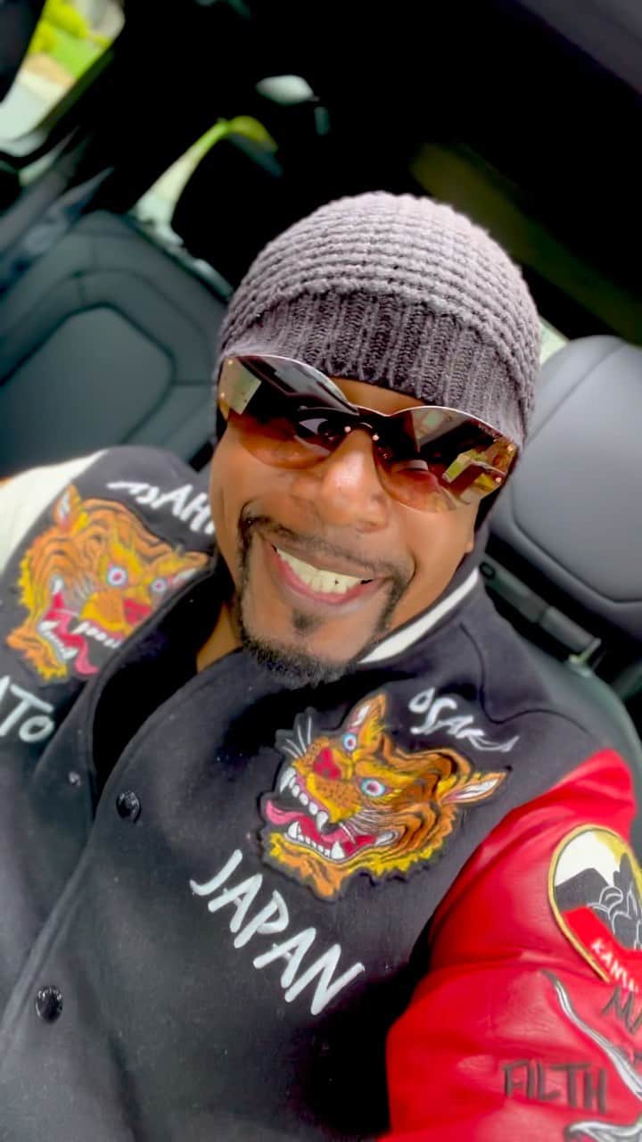 MCハマーのインスタグラム：「Grateful to God  My Strength is back.  My Angels fought hard for this Birthday  My Wife sustained and held me up. Hallelujah  Thank you Jesus 🫶🏾」