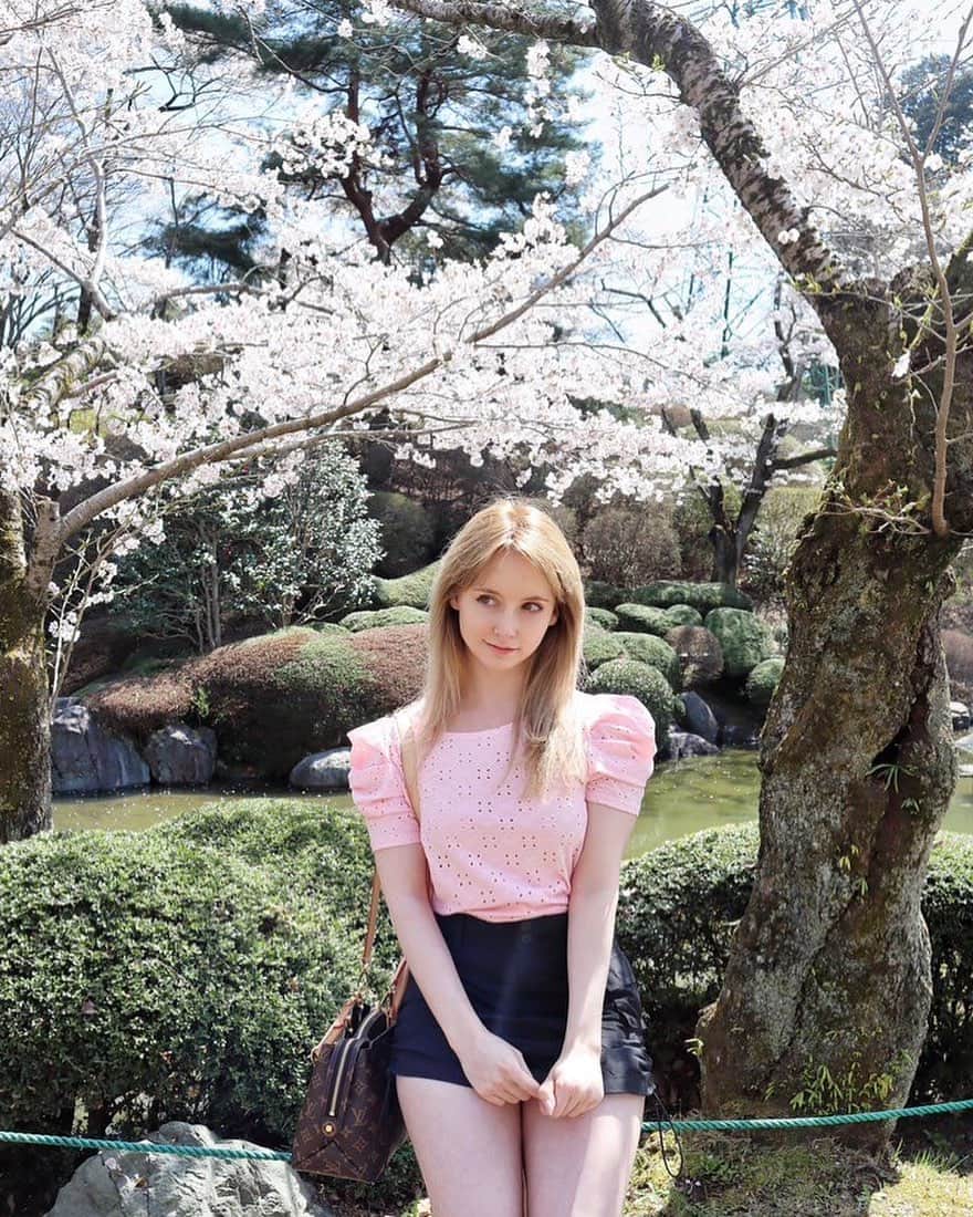 ジェマ・ルイーズのインスタグラム：「おはよう〜やっと桜を見に行けましたー🌸 #桜 #桜スポット #花見 #花見スポット #モデル #外国人モデル #東京モデル #春 #可愛い #日本 #cherryblossom #sakura」