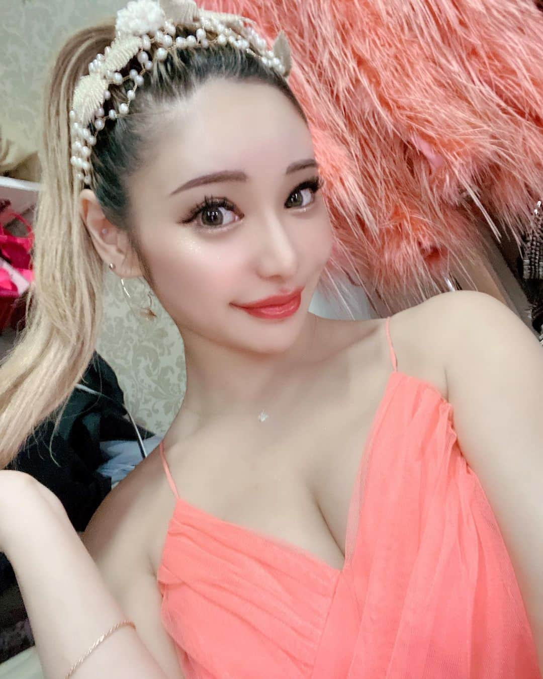 Miiのインスタグラム：「最近イベントでドレス着るの好き🧡❤️ 水着より布面積多いほーが好き👗 衣装は別だよ☺️  #バーレスク#バーレスク東京 #burlesque#burlesquetokyo #dancer#singer#ギャッツビー #ドレス#映えスポット#六本木 #japan#japanesegirl #showgilr」