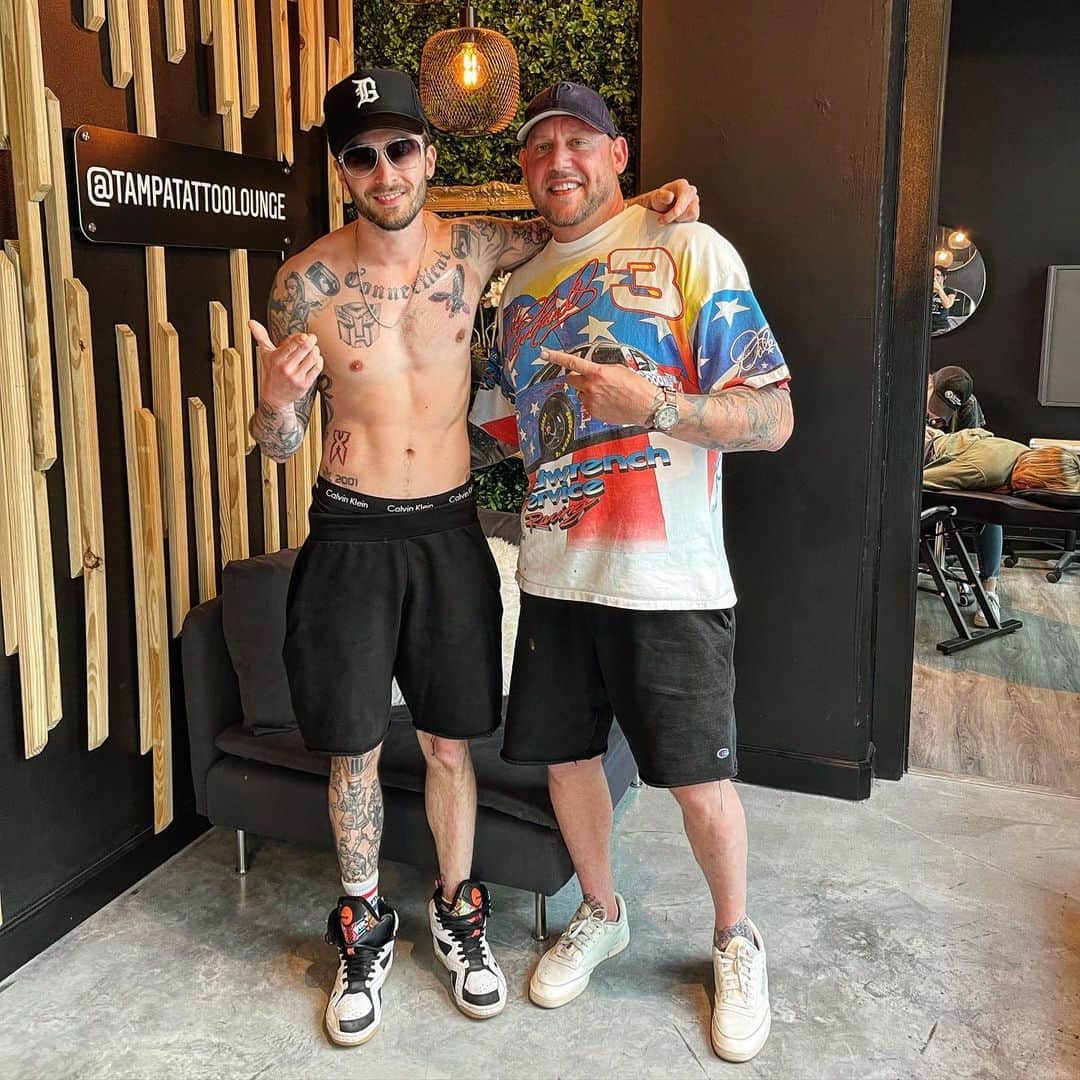 クリス・ウェビーのインスタグラム：「I hadn’t gotten a tattoo since my guy Josh moved down to Tampa so I hadda make my way down and see him at @tampatattoolounge when I was on a down south adventure..  The primary mission was getting the Eagle from my Poppy’s favorite hat tatted on my heart, but I also got the X logo to commemorate the late great DMX, and matching lil Dino tattoos with my girl.   If you’re in Tampa and need ink, you know where to go 💪🏻  Tour season around the corner.. also rumor has it RT6 has been born. Stay tuned 🫡🕸」