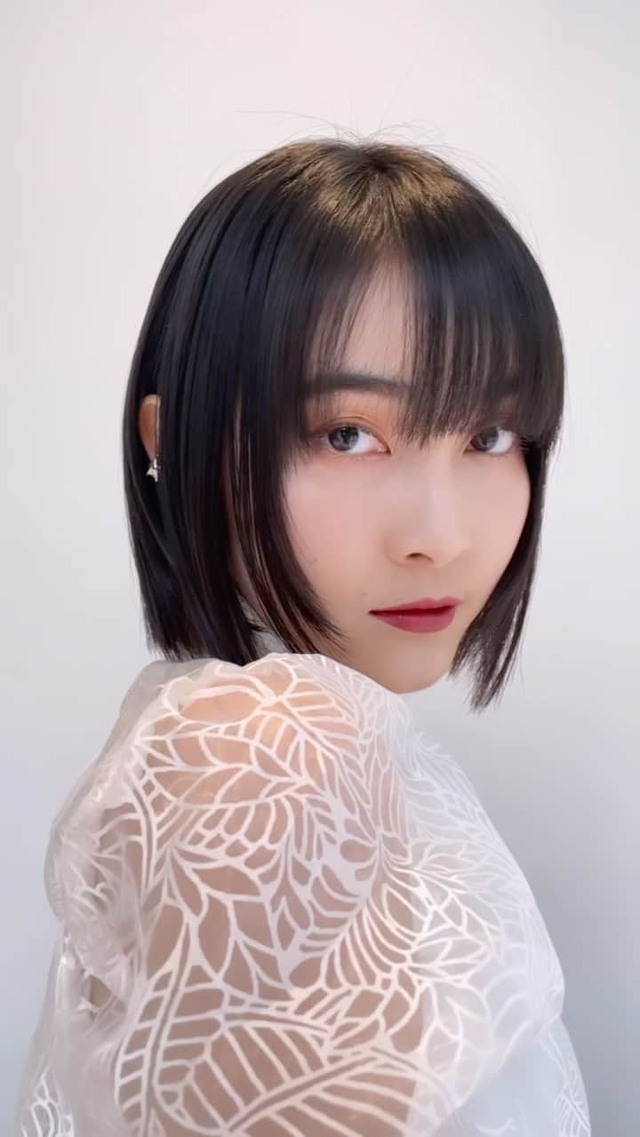 栗原貴史のインスタグラム：「今日も一日よろしくお願いします^_^ 新年度までもう少し。髪型を変えたい季節。髪型を変えるだけでなく、みんなの気分が上がる。そんな仕事をこれからもしたいと思ったここ最近でした。  ●PEEK-A-BOO NEWoMan新宿  〒160-0022 東京都新宿区新宿 ４-1-6 NEWoMan 新宿4F  アクセス 新宿駅→直結NEWoMan新宿内4F 新宿三丁目駅→E10出口  営業時間 11:00-20:00  @peekaboo_newoman_shinjuku @peekabooacademyofficial @peekaboosalonsofficial @peekaboo_webacademy  #新宿美容室  #newoman新宿  #骨格補正  #骨格補正カット #ボブ  #グラボブ  #ショートヘア #ショートカット #ショートボブ #丸みショート #ゆとりショート #shortcut #hairistyle #contrastdesign #contrastcolor #bob #peekabooneeomanshinjuku」
