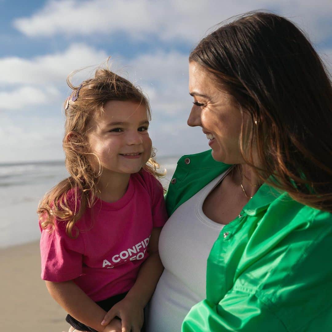 アレックス・モーガンのインスタグラム：「One week later and still cheesin about the launch of the @alexmorganfoundation! The heart of my foundation is to support and uplift moms and daughters.  From providing resources and support networks to creating opportunities for personal growth and development, I’m excited to see what we can achieve together🎉」