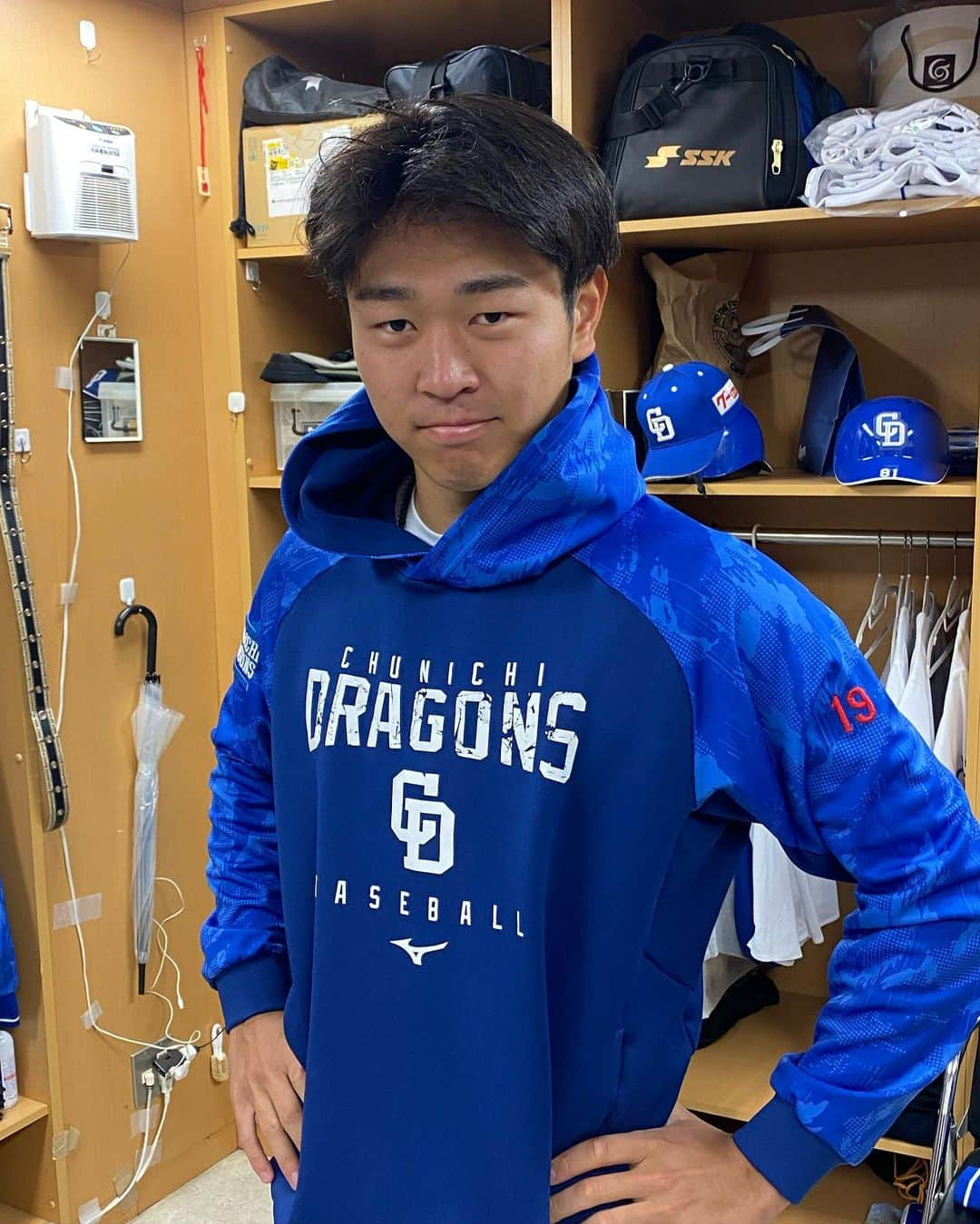 小田幸平のインスタグラム：「昨日は宏斗が登板するとなって観戦が3000人⚾️流石。試合は10対1負け😭 明日から1軍開幕（巨人　東京ドーム18時15分プレイボール） 頑張れ宏斗💪 2軍は練習移動。明日から広島3連戦⚾️ 行って来ます。炊飯器じゃ〜👋 #中日#ドラゴンズ#高橋宏斗#japan#読売巨人軍#ジャイアンツ#東京ドーム#開幕戦#ナゴヤ球場#東北楽天ゴールデンイーグルス#負け#頑張れ#はげch」