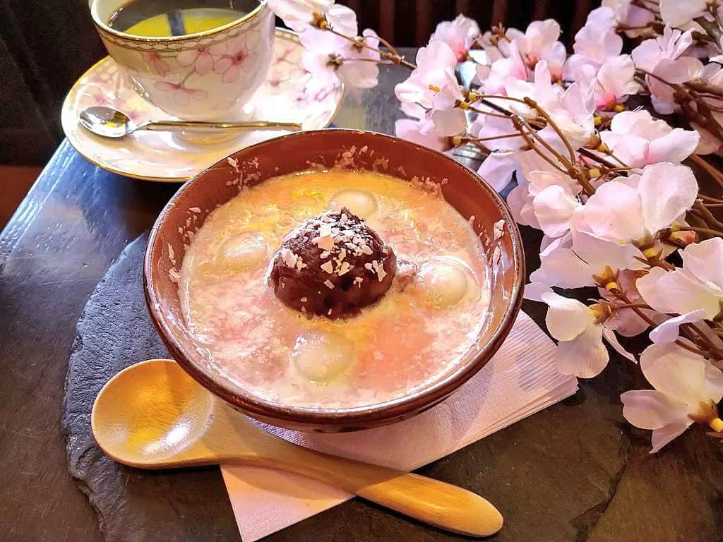 おいもカフェ金糸雀のインスタグラム：「. 春だけの華やかな味わいでほっとひと息「桜しるこ」(税込820円)。 花びら入り桜ミルクと、ほど良い甘さの北海道十勝産の大手亡豆で作る春季限定しるこ。 上には同じく十勝産小豆と白玉を浮かべ、下は一口焼き芋を忍ばせました。 全体に薄くスライスした桜チョコを振り掛け鶴岡八幡宮にある源氏池の花筏(はないかだ)をイメージ。 . #おいもカフェ金糸雀 #おいもカフェ #鎌倉 #小町通り #湘南 #神奈川 #カフェ #喫茶店 #鎌倉カフェ #湘南カフェ #神奈川カフェ #鎌倉スイーツ #鎌倉グルメ #鎌倉観光 #鎌倉旅行 #鎌倉散歩 #鎌倉デート #桜しるこ #しるこ #桜 #さくら #スイーツ #桜スイーツ #春スイーツ #白玉 #白玉スイーツ #小豆 #春 #kamakura #가마쿠라 . 《おいもカフェ金糸雀》 営業時間：10:00-18:00(L.O.17:30) 定休日：水曜日 248-0006 神奈川県鎌倉市小町2-10-10 小町TIビル1F TEL：0467-22-4908」