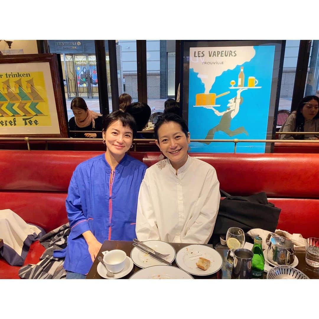 桃生亜希子のインスタグラム：「母の実家、福岡で生まれた私には福岡に親戚が沢山いる。 　 　小さい頃は　よく祖母の家に預けられ、4歳上の従姉妹、一絵に遊んでもらうのが大好きだったなぁ。 　 　最近は、なかなか会えなくなっていたけれど、今回、叔母の計らいでHawaiiのOHANA(ハワイ語で家族)と福岡のOHANAが集合できた。🙏✨🌸 　 　久しぶりにみんなと会えて嬉しかったな。✨ 　 　 　一瞬だけ通った短大(演劇学部)で出会えた友達、ちおなも約5年ぶりだったね！ 　 　仕事も恋も充実していて楽しそうで。🌸 　今までで1番キラキラ幸せそうだった気がする！✨😆✨ 　 　いつも純粋で努力家で、喜怒哀楽の激しいちおな。💚✨ 　 　そんな所行かなくても！って所にドカーン！と突っ込んで痛い思いをしたり、笑　 　危なっかしさもあるけど、実はたくましい人。😆❤️  　私とはまた違うけど、似ている所も沢山あって。 　彼女も私のsoul mate🫧🌸🫧 　　 　だけど、そんな「千緒奈」を生き続けることで「ちおな道」が太くなり、 　５年ぶりの彼女は魅力がより太く深く、増していた。✨ 　 　失敗に感じるようなことも痛い思いも、全てに意味があって無駄じゃない。 　それがあったからこそ、人の痛みが理解出来たり、人に伝えられたりするんだ。😊 　 　パワーを沢山もらったよ❤️‍🔥❤️‍🔥❤️‍🔥 　いつも、優しく、愛でいてくれてありがとう。🙏✨ 　 　ちおなのこれからも楽しみだね。✨✨ 　 　年を重ねるって、いいもんだ！ 　これからもよろしく😘　❤️」