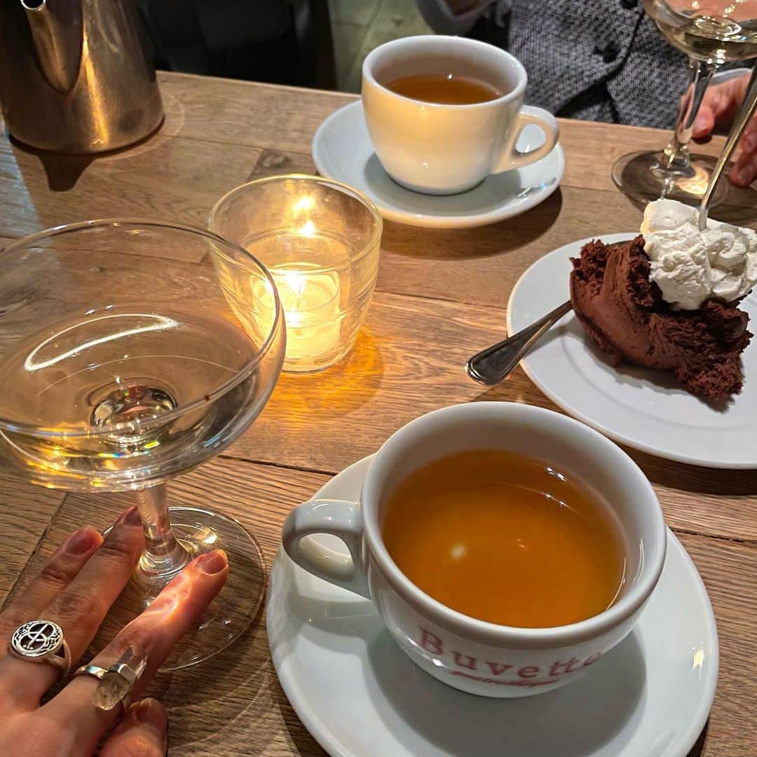 のインスタグラム：「🥂 ⁡ Congratulations on your 5th anniversary🫶 @buvettetokyo  ⁡ 大好きなBuvette Tokyoが 今日で5回目の誕生日だということで 当日に @ami_ishii_ と突撃してきました🎂 ⁡ 海外にあるBuvetteもいつか全制覇してみたい✈️🇺🇸❣️ 改めて、おめでとうございます☺️ ⁡ ⁡ ⁡ #myfavoriteplace」