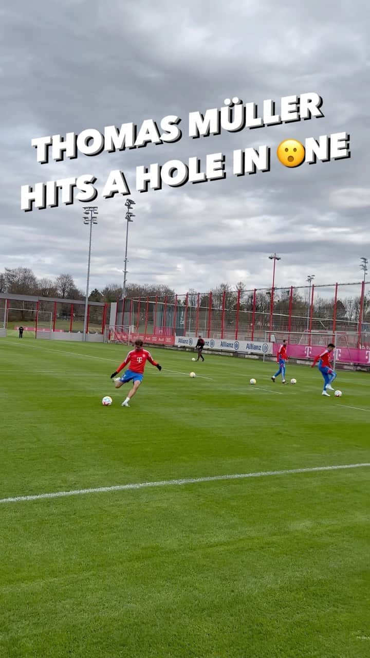 トーマス・ミュラーのインスタグラム：「HOLE IN ONE 😮  #FCBayern #MiaSanMia #Training #Müller」
