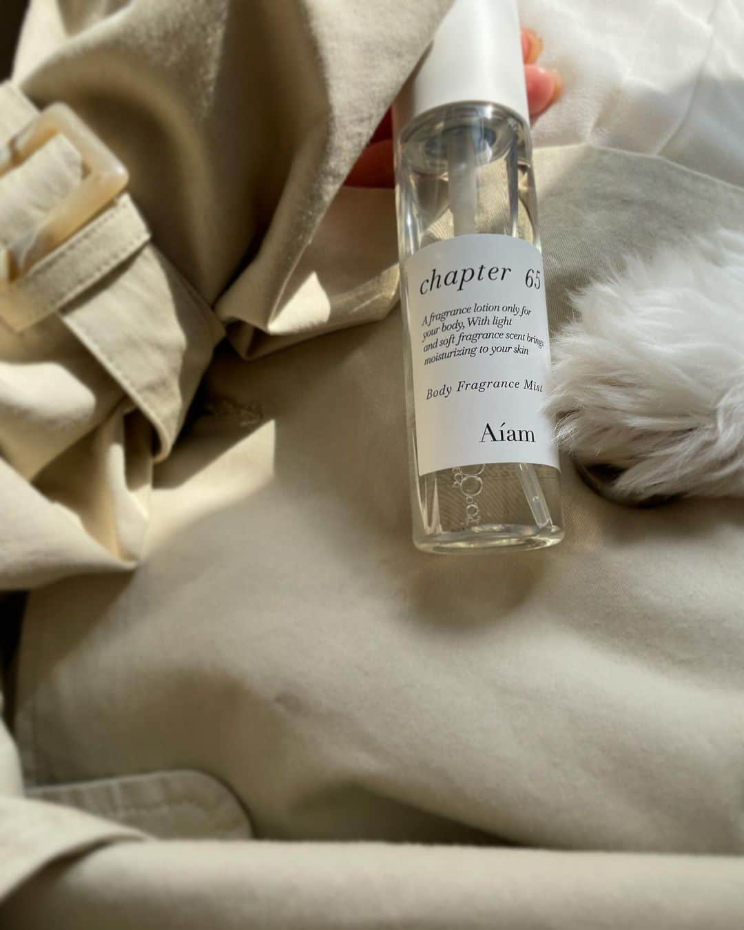 大野愛友佳さんのインスタグラム写真 - (大野愛友佳Instagram)「Aiamの chapter65✨  Flower系＋パウダリックな香り♡  fragrance を撮ってたら 写真から映り込む手..🐾  いつもの、"かいてかいて♩"が 物撮り中にはじまったぱるちゃん笑  ちょっとまってて〜 って言ってもかまってほしさは止まらないので.. ぱーるタイムになる、という日常🙃  #aiam #aiambeauty #幸せはいつも私の心が決める #チャプター65 #フレグランスミスト」3月29日 22時49分 - ohnoayuka