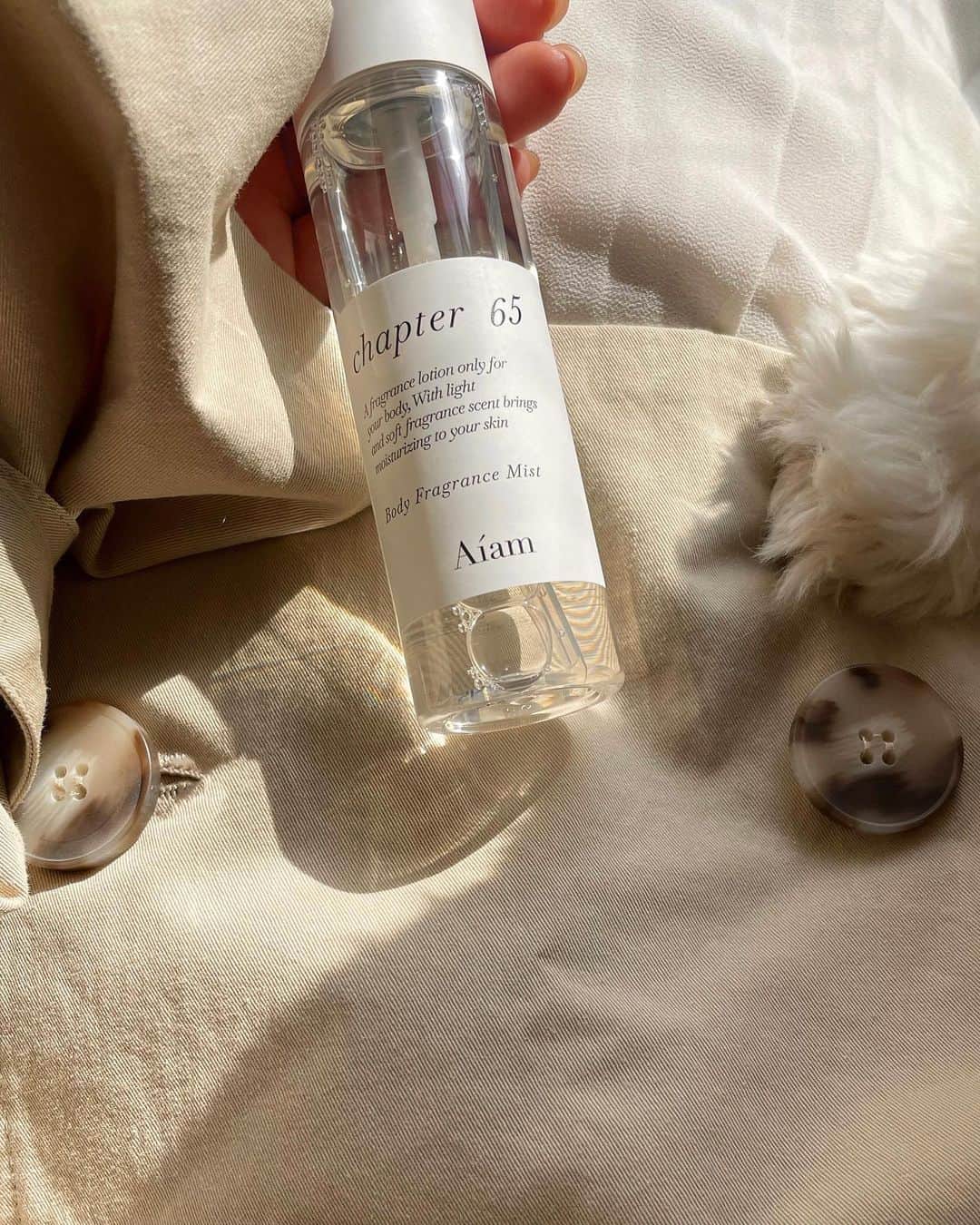 大野愛友佳のインスタグラム：「Aiamの chapter65✨  Flower系＋パウダリックな香り♡  fragrance を撮ってたら 写真から映り込む手..🐾  いつもの、"かいてかいて♩"が 物撮り中にはじまったぱるちゃん笑  ちょっとまってて〜 って言ってもかまってほしさは止まらないので.. ぱーるタイムになる、という日常🙃  #aiam #aiambeauty #幸せはいつも私の心が決める #チャプター65 #フレグランスミスト」