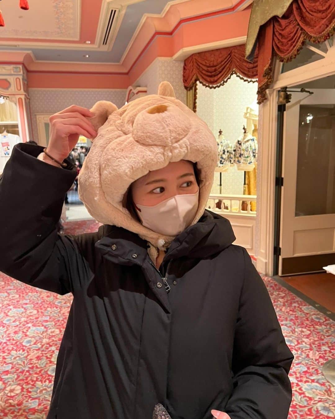 のインスタグラム：「これが本当は欲しかった🐻 冬は寒いからカチューシャより帽子系🙆‍♀️ もう春だし、今更っておはなし🤫  #ディズニーランド #ディズニー #プーさん #disney」