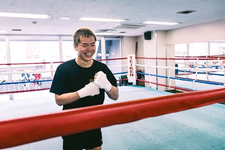 那須川天心のインスタグラム：「試合まで約10日 研ぎ澄まし、削ぎ落としています 半年かけてずっと用意してきた感覚です 毎日が闘いで毎日が新鮮 そんな感覚をまた1からさせてくれるボクシングに感謝をしています 終わりを見てもらえる事は多いかも知れませんが始まりから見てもらう事ってなかなか無いと思うんですよね だから自分は幸せだなと思う 全員を幸せにするという言葉は無責任だし出来ないけれど少なくとも関わってくれる人には幸せになって貰えるとそう思って生きています だから毎日何があっても辛く無いし楽しく思えるんだと思います 早くみんなに魅せたいです もう少しだね🔥 #TEAMTENSHIN #プライムビデオで天心第2章 #グッズも最高にイケてる」