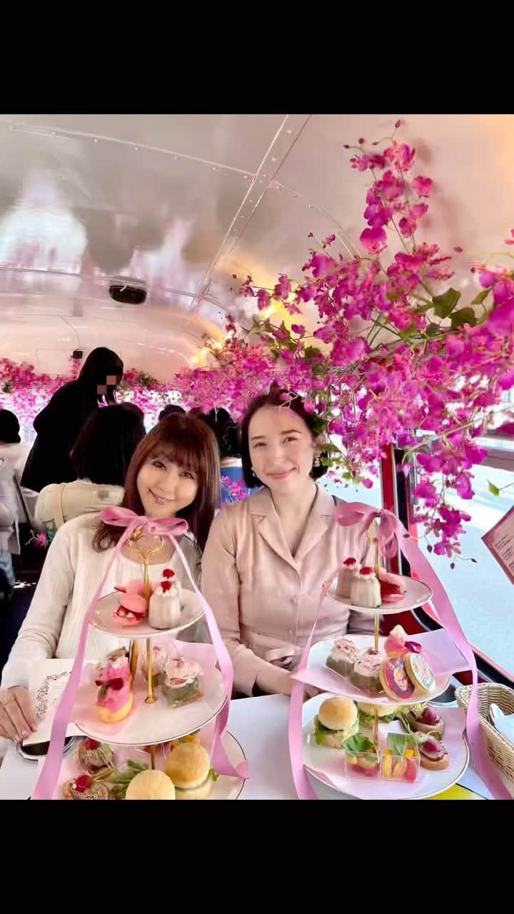 斉藤アリスのインスタグラム：「Afternoon Tea Bus Tour🌸 ロンドンバスで東京の桜の名所を巡りました🇬🇧  表参道からスタートして、 渋谷の青の洞窟、けやき坂、六本木を巡り、 そして表参道へ戻ってきます🚘 @afternoon_tea_bus_tour   お天気にも恵まれて 満開の桜を堪能できました♪  この日、私の乗ったバスは 5月19日から上映される ジャンポール・ゴルチエの半生を描く ランウェイ・ミュージカル 「ファッション・フリーク・ショー」 とコラボしたメニュー。  クッキーにゴルチエのイラストが プリントされていたり、 カラフルでポップなアフヌンでした♡  4月分は満席ですが、5月分は 4月1日から予約スタートします。  バスの内装を手掛けたのは @gingergardenaoyama さん。  📍アフタヌーンティー バスツアー @afternoon_tea_bus_tour  予約：2023年4月1日から予約開始。 日程：2023年5月1日からの席。 価格：大人6,800円〜 1日合計3便。乗車時間は90分。 WEBでの事前予約必須。  #afternoonteabustour #londonbus #ロンドンバス #バスツアー #アフタヌーンティーバスツアー #gingergardenaoyama #ジンジャーガーデン青山 #ジンジャーガーデン #東京カフェ #青山カフェ #表参道カフェ #アフタヌーンティー #ジャンポールゴルチエ #ゴルチエ #桜の季節 #花見 #桜の名所 #桜並木」