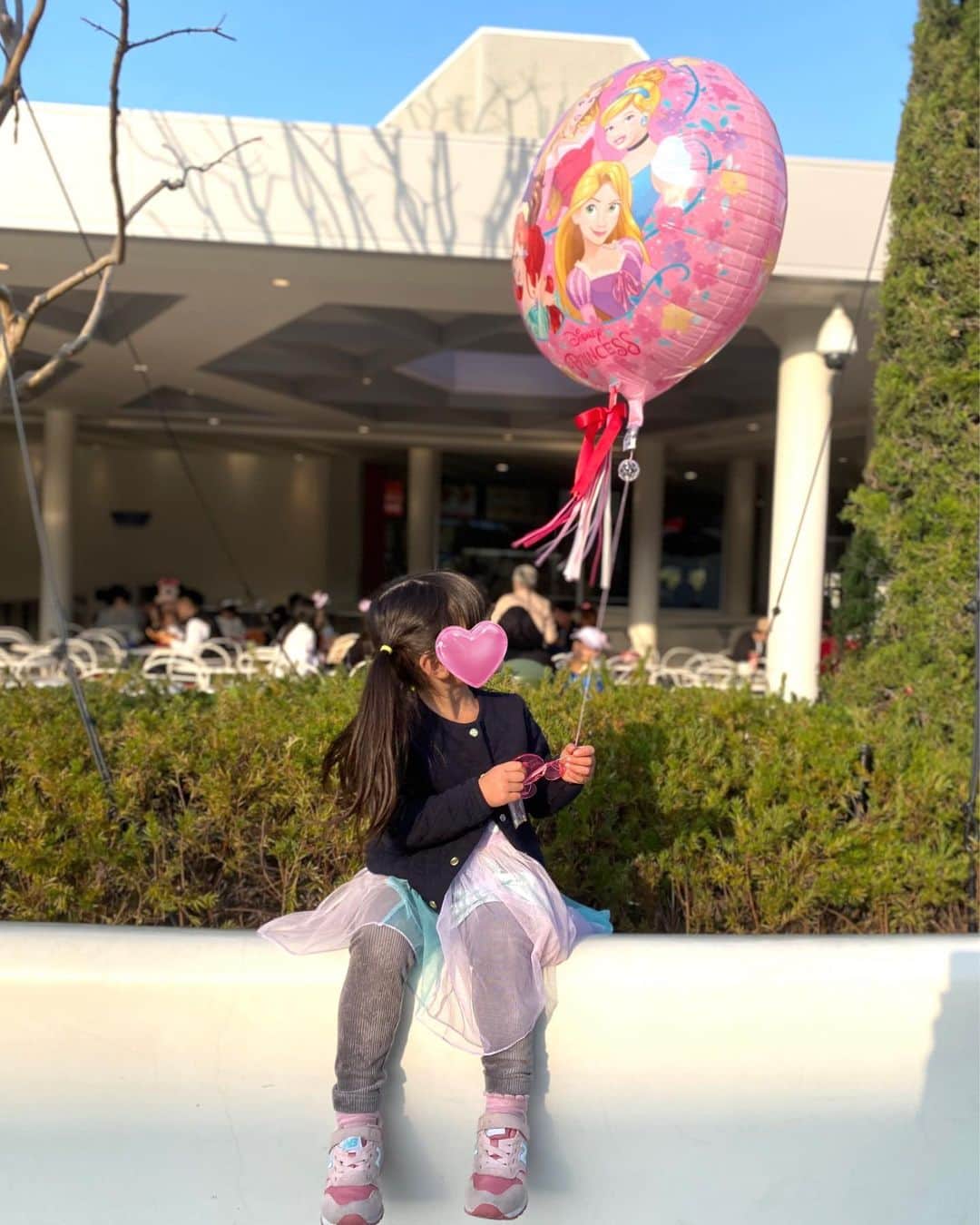 吉田早織のインスタグラム：「・ 先日娘が4歳の誕生日を迎えました👧🏻🎂✨  いつも明るくてお調子者な娘にはいつも楽しませてもらっています☺️  最近は「ま、いっか！」「大丈夫大丈夫、ちょっとくらい！」とよく言っていて、 細かいことは気にしない私の性格が似てしまったなぁと🙄  もうすぐ年中さんだなんてあっという間。 4歳も元気いっぱいで過ごせますように✨  お誕生日ディズニーでは念願の風船が買えてご機嫌でした☺️  #ディズニー #ディズニーランド #tokyodisneyland #tokyodisneyresort #4歳誕生日」