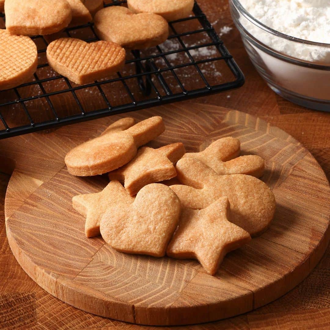 eguchikazuakiさんのインスタグラム写真 - (eguchikazuakiInstagram)「【米粉のクッキーレシピ】  小麦粉を使わないで米粉で作る 味に妥協はない 米粉の良さを生かしつつ、アーモンドパウダーで旨みをプラスしました、小麦粉より美味しいんじゃないかなと思える出来栄え  レシピ はこちら ↓↓↓ 米粉のクッキー　約50枚分 無塩バター 120g 粉糖 80g アーモンドパウダー 30g 卵 1個 塩　1g 米粉 180g  少量のアーモンドパウダー 必ず入れてほしい そして、塩 こだわってくれたら嬉しい、入れないのはありえない、塩味ではなく旨味のために入れます フルールドセルがおすすめ  Instagramでコメントをもらってから米粉に夢中です 詳しい作り方は動画をご覧ください【米粉のクッキー】で検索  まだまだ米粉レシピ 増やします ぜひ作ってみてくださいね👋🏻  #rice #ricecookies #cookie #cookies #biscuit #sable #easy #easyrecipes #homemadecookies #homemade #youtuberecipe #patisserie #chocolatier #glutenfree #glutenfreerecipes #glutenfreefood」3月29日 22時58分 - eguchikazuaki