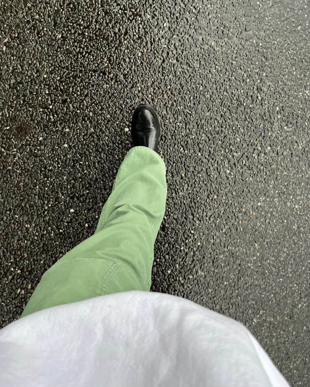 内山愛さんのインスタグラム写真 - (内山愛Instagram)「急に雨降りがち🌀 ふら〜っと出会って買ったスウェット着て。雨でもhappy☔️🌸」3月29日 22時59分 - ai_uchiyama