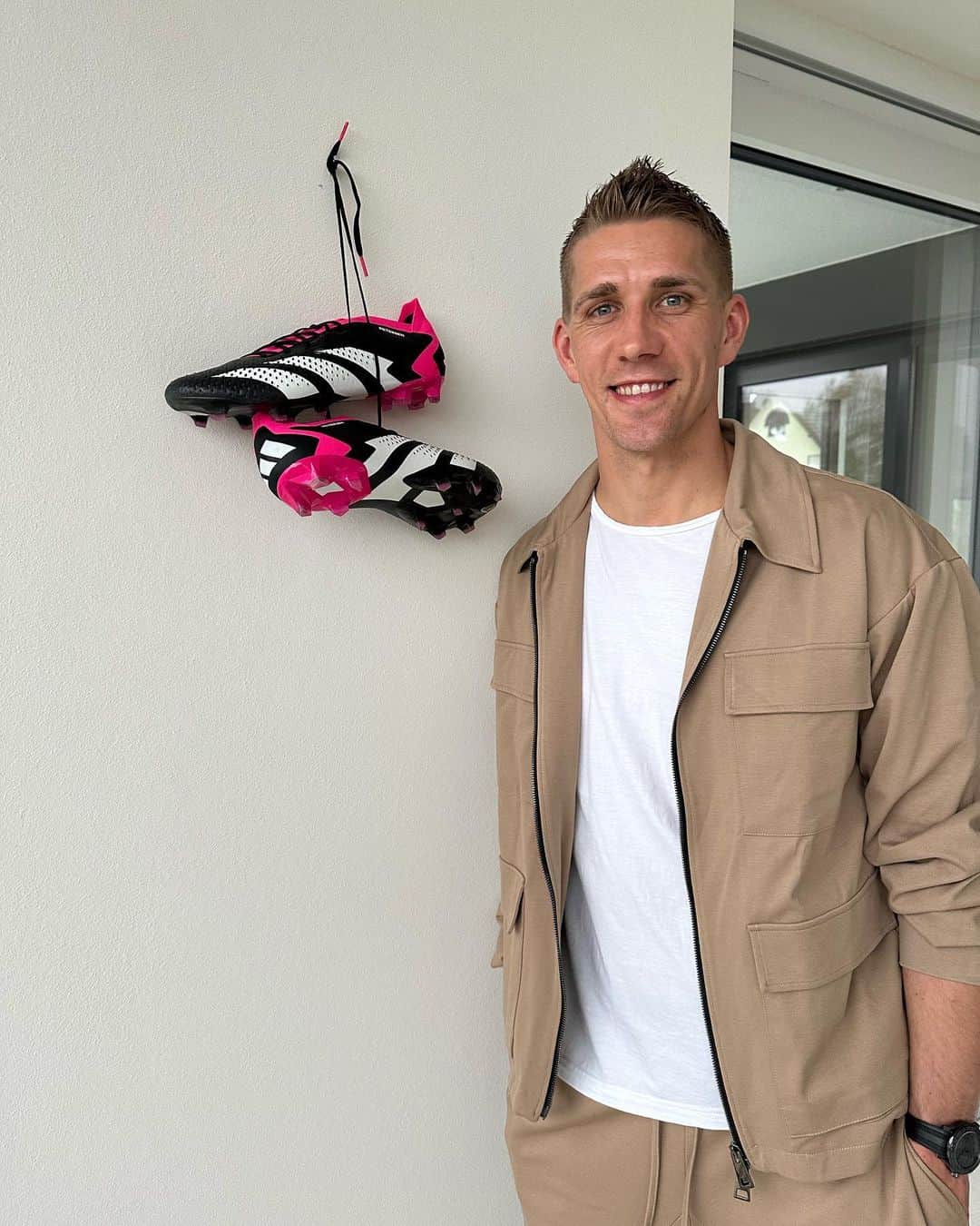 ニルス・ペテルセンのインスタグラム：「Nach knapp 16 Jahren Profifußball hänge ich die Schuhe nach Saisonende schweren Herzens an den Nagel. DANKE schon jetzt an alle, die meinen Weg begleitet, mir Woche für Woche Glück gewünscht, nach Siegen gratuliert und mich nach Niederlagen getröstet haben. Danke an @fc_einheit @germaniahalberstadt  @fccarlzeissjena_official @fc_energie_cottbus_official @fcbayern @werderbremen und natürlich @scfreiburg sowie allen Fans für die wunderschönen Jahre mit der schönsten Nebensache der Welt, die für mich immer Hauptsache bleiben wird.  Alles, was ein Ende hat, hatte auch mal einen Anfang. Und ein neuer Anfang ist nicht gleich das Ende. Ihr hört von mir. Versprochen.  Nun werde ich nochmal alles investieren, um dann sagen zu können: „Man sollte gehen, wenn es am schönsten ist.“   Euer Nils」