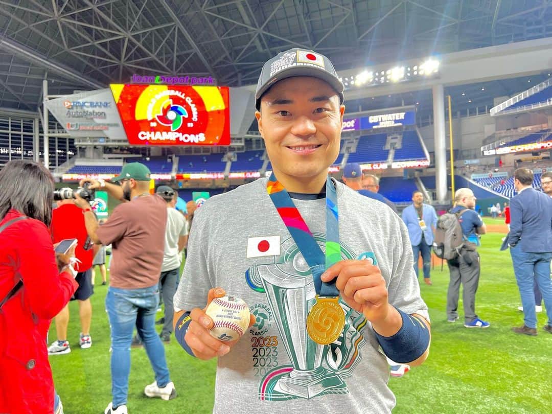 中村悠平のインスタグラム：「ウイニングボールです⚾️ 余韻に浸る間もなく、持って行かれそうになったので急いで写真撮りました😂 ヤクルトでもたくさん勝つぞ🔥🔥  #WBC #ヤクルトスワローズ  #大谷翔平  #スライダー #えげつなかった」