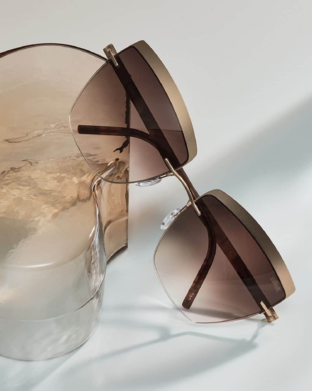 シルエットのインスタグラム：「Create a touch of glamor with our superlight Accent Rings.  #silhouetteeyewear #empoweredbylightness #accentshades #suncollection」