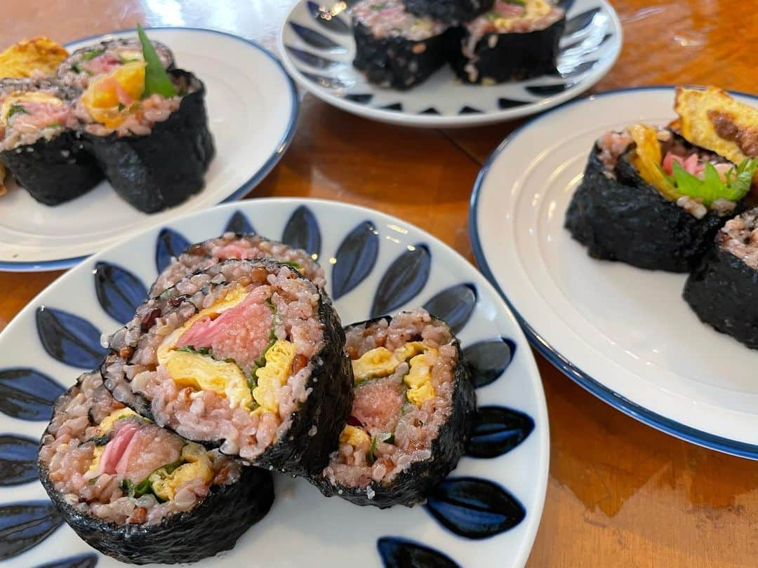 内海和子のインスタグラム：「. ランチは海苔巻き . 雑穀米を酢飯にして 薄焼き卵、たらこ、大葉 赤大根の酢漬けを巻きました . . ご飯が柔らかったので ワタシ的には微妙でしたが 高齢者チームは食べやすい あっという間に完食しました  海苔の巻き方は見逃して くださいませ🙇‍♀️ . #海苔巻き#お昼ごはん  #高齢者にも食べやすい   #カズゴハン #おうちごはん#うちごはん#おうちごはんlover  #毎日手作り#健康第一 #作り置き#料理記録#献立#手作り料理 #丁寧な暮らし#幸せの食卓部 #内海和子 #食器#うつわ#うつわずき#器 #ぬか漬けソムリエ」