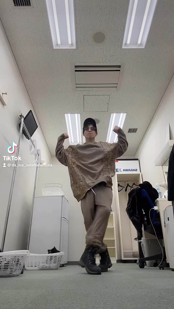 花村想太のインスタグラム：「楽屋で踊ってみた #da_ice #dance #エグゾプライマル #funkyjumping #かますぜダンス」