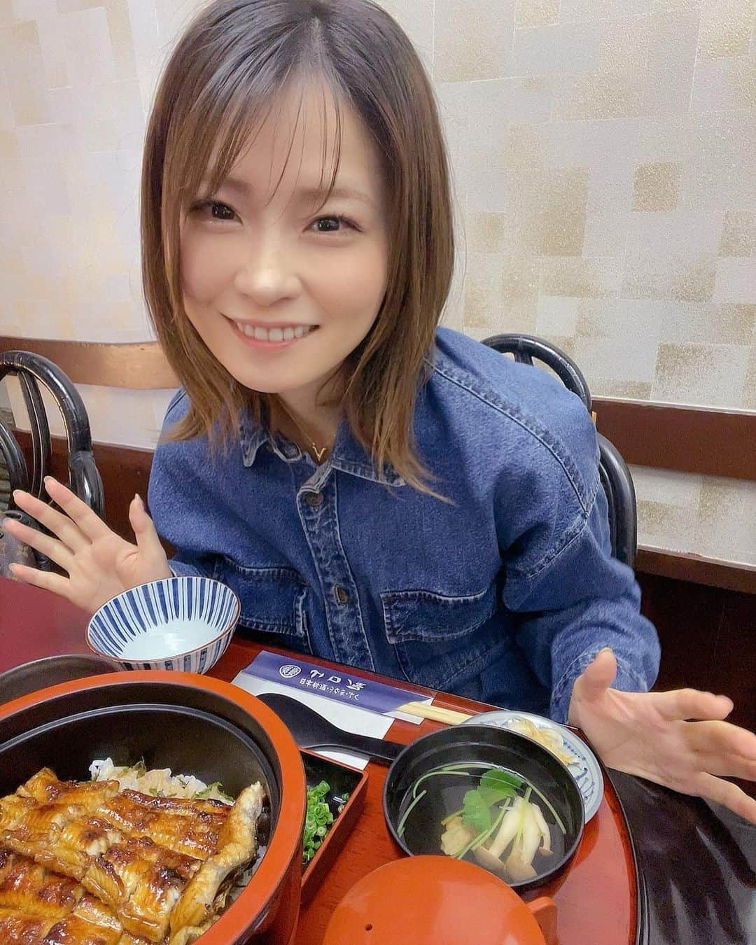 小林ひろみさんのインスタグラム写真 - (小林ひろみInstagram)「誕生日もあったし美味しいものに 癒されたくて また「山口屋」さん　@yamaguchiya.1980  で鰻食べてきました‼️  今回はひつまぶし💓 　 満足度半端ない😍‼️‼️  一食で三度美味しいうなぎ丼  一膳目は　そのままうな丼  二膳目は　薬味で  三膳目は　わさびを添えてお出汁をかけて鰻茶漬け  あっという間ににペロって平らげた😂 幸せ〜〜〜  特別な日とか自分にご褒美な日に 山口屋さんは心も胃袋も幸せに してくれる💓  お店入った瞬間から 心癒される接客に最高の鰻に 幸せな日でした☺️‼️  みんなも味わってみてね‼️‼️  山口屋 徳島県徳島市南二軒屋町１丁目２－１４  PR @yamaguchiya.1980 #徳島山口屋　 #徳島グルメ #鰻 #うなぎ #日本料理うなぎふぐ山口屋 #ＪＲ二軒屋駅前山口屋 #山口屋 #徳島うなぎ」3月29日 23時20分 - kobahiro0312