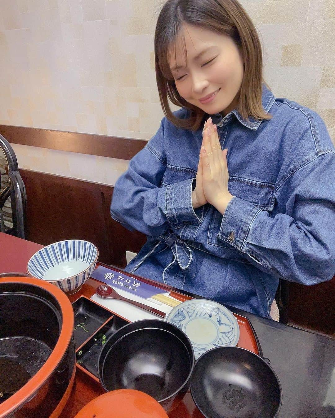 小林ひろみさんのインスタグラム写真 - (小林ひろみInstagram)「誕生日もあったし美味しいものに 癒されたくて また「山口屋」さん　@yamaguchiya.1980  で鰻食べてきました‼️  今回はひつまぶし💓 　 満足度半端ない😍‼️‼️  一食で三度美味しいうなぎ丼  一膳目は　そのままうな丼  二膳目は　薬味で  三膳目は　わさびを添えてお出汁をかけて鰻茶漬け  あっという間ににペロって平らげた😂 幸せ〜〜〜  特別な日とか自分にご褒美な日に 山口屋さんは心も胃袋も幸せに してくれる💓  お店入った瞬間から 心癒される接客に最高の鰻に 幸せな日でした☺️‼️  みんなも味わってみてね‼️‼️  山口屋 徳島県徳島市南二軒屋町１丁目２－１４  PR @yamaguchiya.1980 #徳島山口屋　 #徳島グルメ #鰻 #うなぎ #日本料理うなぎふぐ山口屋 #ＪＲ二軒屋駅前山口屋 #山口屋 #徳島うなぎ」3月29日 23時20分 - kobahiro0312