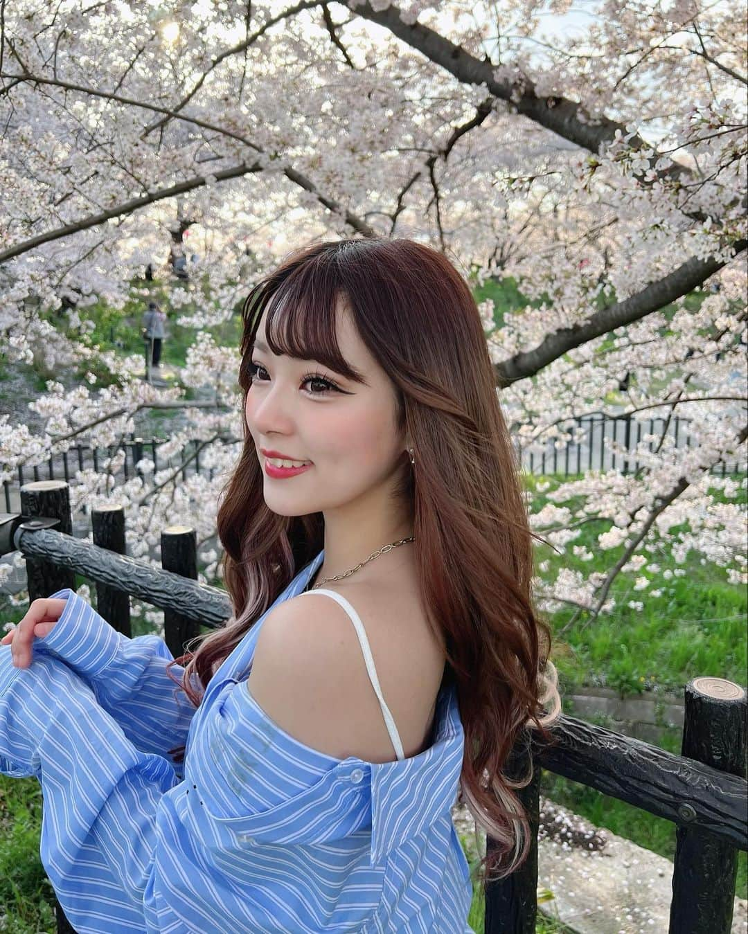 桐原愛歩さんのインスタグラム写真 - (桐原愛歩Instagram)「権現堂の桜祭り🌸 はじめてかな🫣たくさん桜と菜の花咲いててかわいかった〜🥺🫶🏼 . 屋台もあったたくさんたべた！ . #桜まつり #権現堂」3月29日 23時16分 - ayuayu_1003