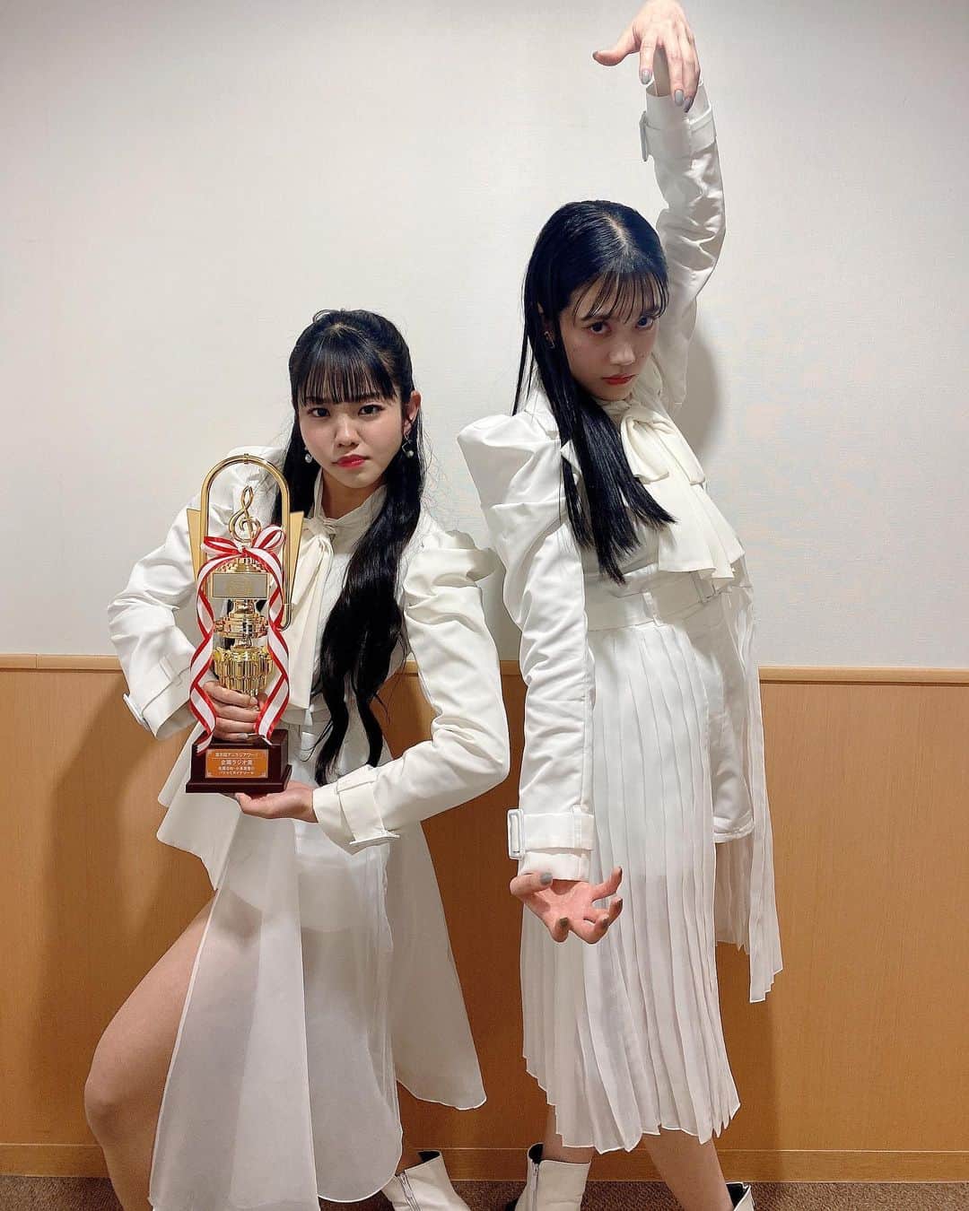 のインスタグラム：「.  第8回『#アニラジアワード』 BEST CREATIVE RADIO  企画ラジオ賞を 『佐藤日向・小泉萌香のバトってダイナソー☆』 受賞させていただきました🏆 福本さんの素敵な企画、 リスナーの皆様の熱量のこもった沢山のお便り みんなで手に入れた大切な企画ラジオ賞です✨ 次回更新、カオスなので是非聴いてくだちゃい🤫笑 #もえぴな」