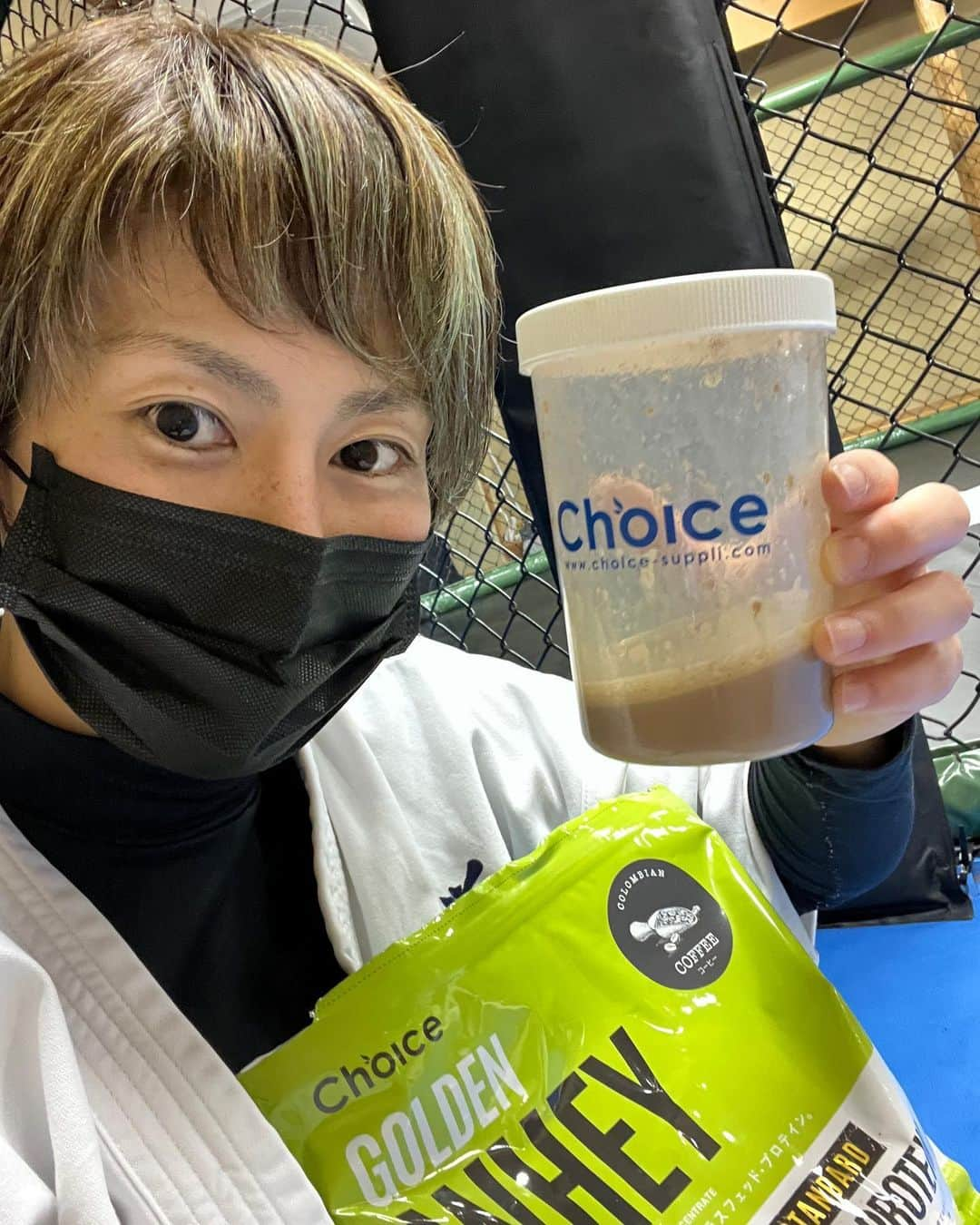 石岡沙織さんのインスタグラム写真 - (石岡沙織Instagram)「@choice.protein  久々稽古後コーヒー味〜☕️ . カフェオレみたいで美味しい😍 . #からだにいいもの #ゴールデンホエイ #プロテインコーヒー味」3月29日 23時28分 - saori_ishioka_mma