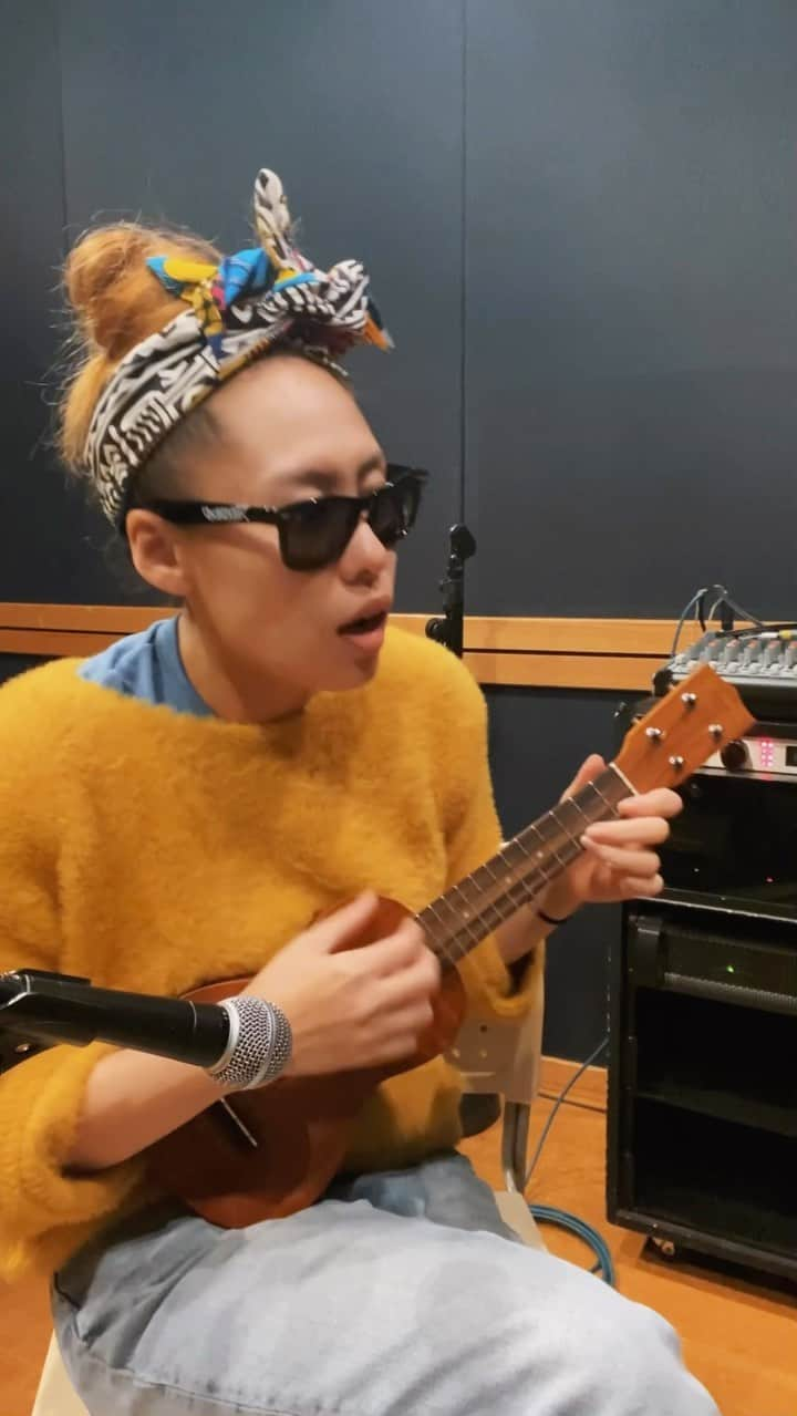 Metisのインスタグラム：「Practice！Practice！Practice！ I want to be able to play ukulele well Always never give up🔥  練習中はくそー！とか へたくそ！とか 自分に言ってる　笑 見ての通りケーキを囲んで ハッピーバースデーなんて 出来ない程 練習に全てを今日も捧げる！ ホールケーキのカロリー摂取で 世界を制したいのに！  Metis  #ウクレレ#ukulele#うくれれ女子 #practice#練習は裏切らない #音楽のある生活 #音楽バカ #音楽はつづく #音楽で繋がる #Latin #楽器練習#ukulelecover #もっと上手くなりたい #練習」