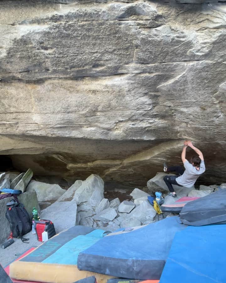 ダニエル・ウッズのインスタグラム：「I have been in Ticino for a month now and “Alphane” (9A) has consumed most of my time. Last year I tried “Alphane” for 3+ weeks. I was able to link only a few moves in a row. At first I thought “Alphane” was going to be my style, but later learned that the top section did not fit my strengths. The subtleties of grabbing these flat/open hand holds along with understanding how to maintain body tension and move between these holds took me a while to learn. “Alphane” tests both powerful and technical aspects in climbing.  This trip I felt a lot more comfortable in the top section. Longer links were coming together. Psyche was high until I got hit with a death flu, which put me out for a bit. Once I recovered, I decided to try “Alphane” from the start and see how far I could climb. This ended up being more successful than expected. I made it to the last two hard/weird moves at the end a couple times. Confidence increased and the realization that “Alphane” is doable came into play.   There is still some fine tuning of my flow on the line that needs to be done, but overall I am stoked to continue leveling up on this line and see how things play out. Need Mother Nature to get on my side as well 😂.  Vids are some of the links that have gone down so far.  @thenorthface @thenorthface_climb @evolv_worldwide @organicclimbing @frictionlabs @physivantage」