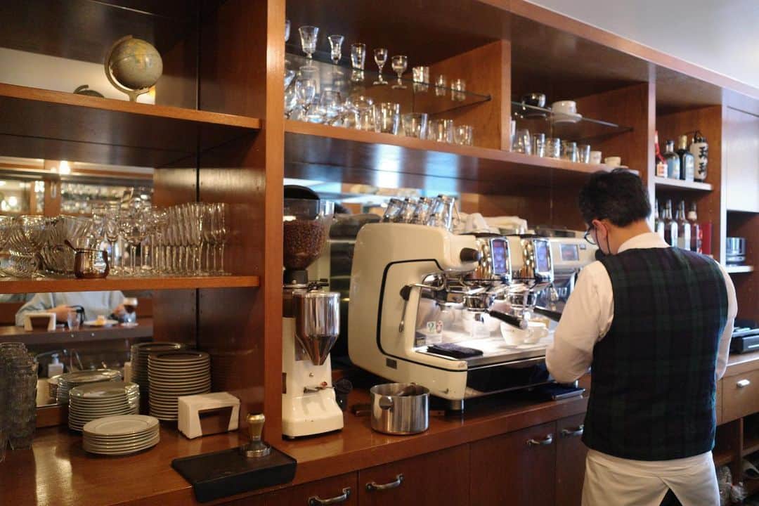 石井輝明さんのインスタグラム写真 - (石井輝明Instagram)「いつも「東京で行くべきカフェは？」と聞かれると必ず言っているカフェの１つ、COFFEE COUNTER NISHIYAさん。 とにかく所作が美しくて、バリスタになるなら必ずこの方の接客を受けるべきという僕からしたらもう偉人。 今回お伺いしたら、僕のことを知ってくださっていた。 ありがたや〜。 もっとお話をしたかった〜。  #coffeecounternishiya #cafe #coffee #カフェ #コーヒー #喫茶店 #東京カフェ #浅草カフェ #蔵前カフェ #カフェ芸人」3月29日 23時23分 - comandanteishii