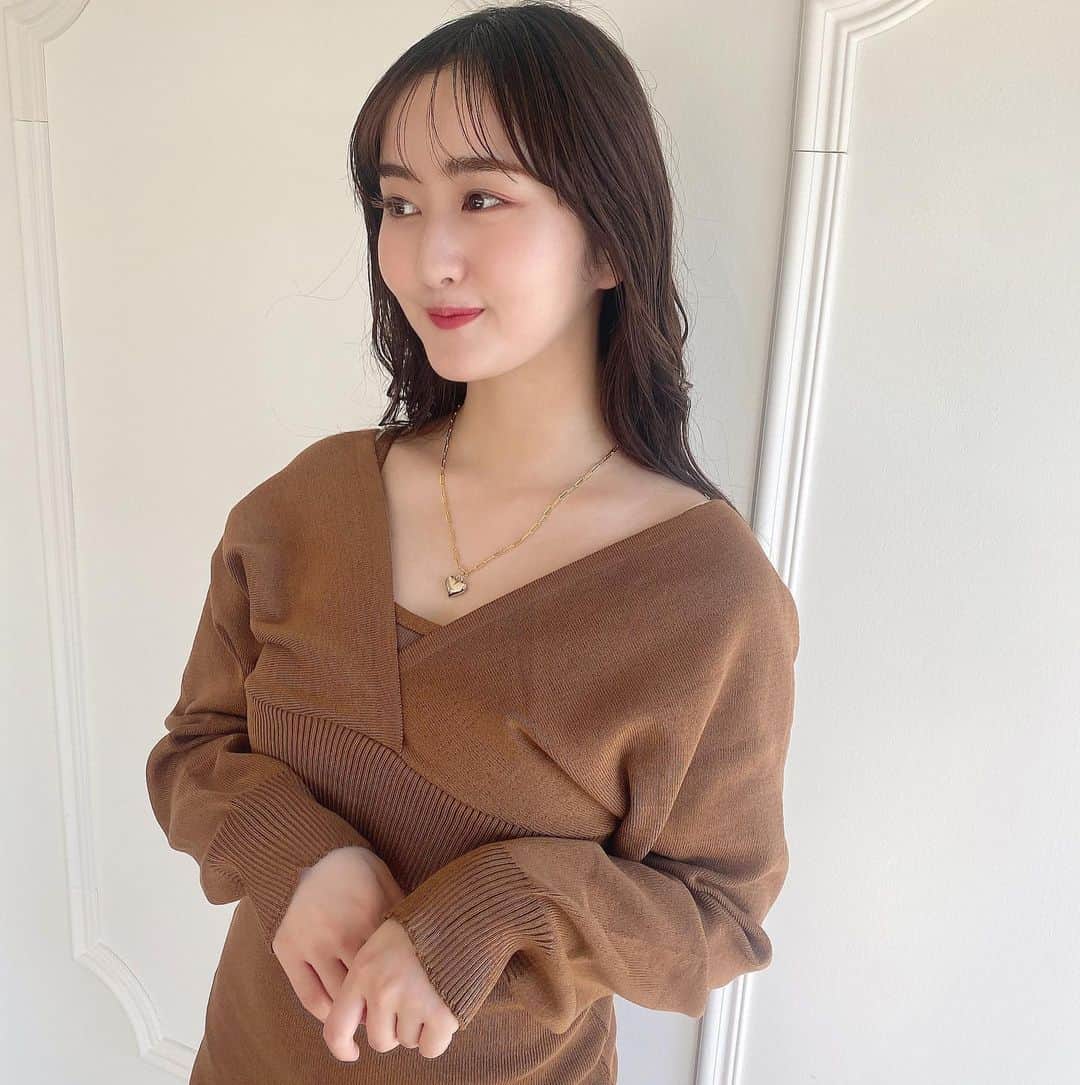 のインスタグラム：「🤎  なんでこんなムッと笑ってるのか、 忘れちゃったけど👶🏻  前髪あるの懐かしい。  #セットアップ #セットアップコーデ #セットアップスタイル #ブラウンカラー #ブラウンコーデ #ピンクメイク #ゴールドアクセサリー #ゴールドネックレス #ハートアクセサリー」
