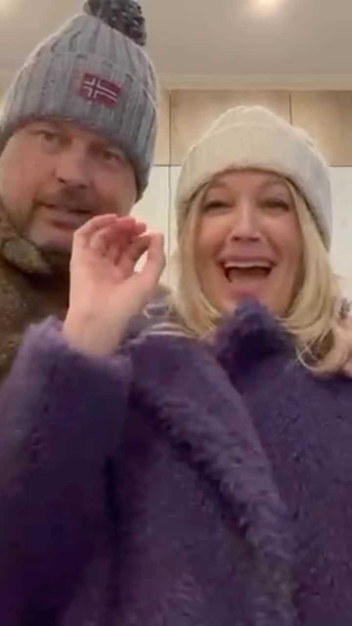 ヴィタ・シドルキナのインスタグラム：「They say when you marry someone, you also marry their family. 😅  Well, let me tell you, Valerio got pretty damn lucky 😂 to receive those type of video messages every b-day 🍾  P.s: this has been shared with approval of my parents. And I promise they are sober , they are just fun by nature lol  #vitasidorkina」