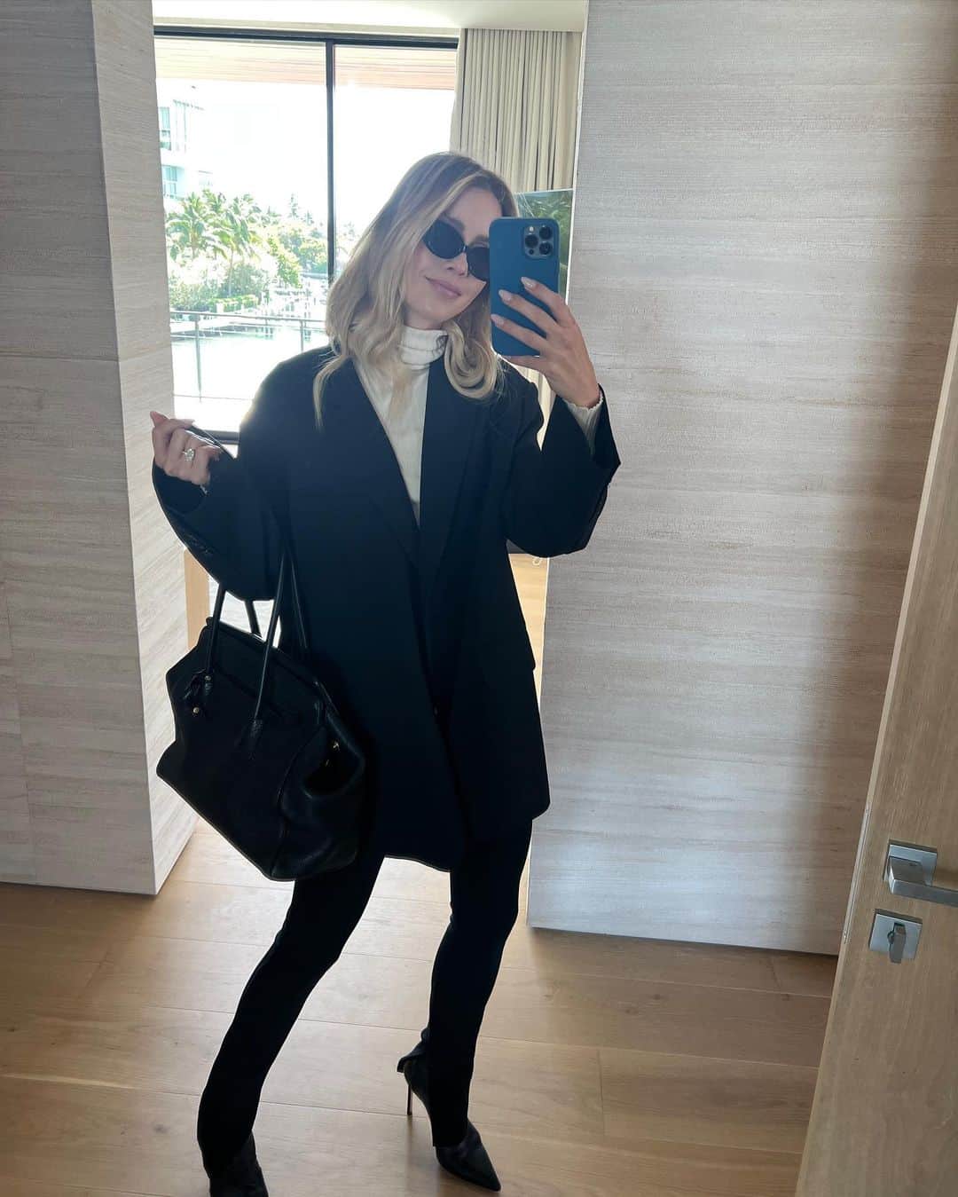 クレア・ホルトのインスタグラム：「my emotional support blazer styled 4 ways on the corner 🖤」