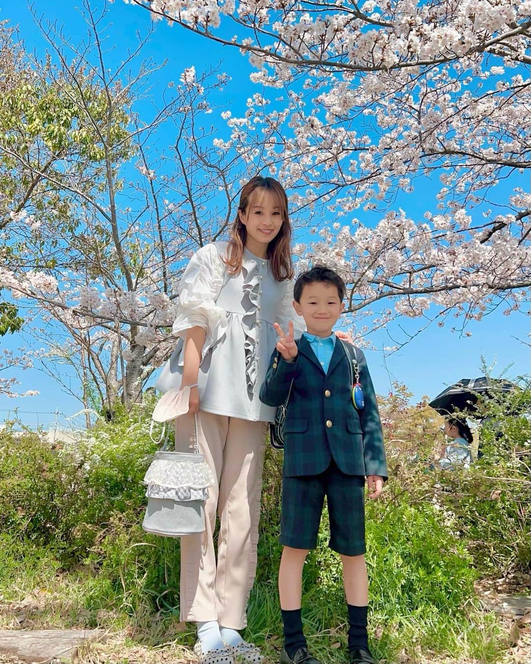 Okada Reinaのインスタグラム：「𝐂𝐡𝐞𝐫𝐫𝐲𝐛𝐥𝐨𝐬𝐬𝐨𝐦𝐬🌸  桜とランドセル🎒で先に写真📸 見頃はもうちょっとかなと思うんですが先に☺️ 蝶ネクタイがなくなってしまい入学式までに用意せねばー😭💦  撮った後兄はすでに遊んでいて、野球団メンバーに  👦🏻おっもう入学かぁー✨いよいよだなぁー❗️  言われて喜ぶ次男なのでした🧒🏻❣️  Shirt @cadune_official  Jillet @myu____official  Pants @neige_shop  Bag @setsuko_sagittaire  Pumps @sesto_shoes   #入学式ママコーデ #春コーデ #入学 #桜 #sakura #ママコーデ」