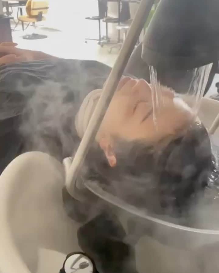 煌月爽矢のインスタグラム：「. .  我終於！可以體驗了HALOES HAIR的碳酸泉頭浸浴( ⸝⸝⸝⁼̴́◡︎⁼̴̀⸝⸝⸝)！ ⁡ 舒服到馬上陷入沈睡💤 很療癒。 可以忘記城市的喧囂。。。 ⁡ 為了拍攝工作，請高橋先生整齊了 ⁡ ⁡ ⁡ ⁡ ⁡ ずっとやりたかったSpa! 癒されすぎて一瞬で寝ました😂 撮影の為に長さメンテナンス完了！ ⁡ 高橋さん、いつもありがとうございます✨✨✨ ⁡ ⁡ ⁡ ⁡ #HALOEShair @yusuke.takahashi15  台北市大安區忠孝東路四段333號12樓」