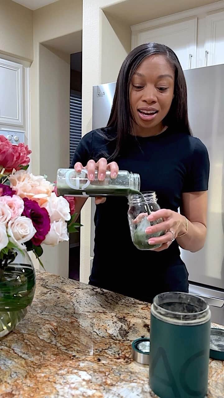 アリソン・フェリックスのインスタグラム：「Are you a morning person, cause I’m not 😅 Running through a few things that help me out first thing in the morning. What’s on your list?  Link in bio to get your AG1 💚 @athleticgreens #AG1partner」