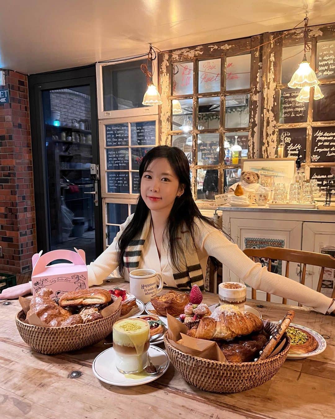 ウェイ のインスタグラム：「테디뵈르하우스🧸🥐🤎」