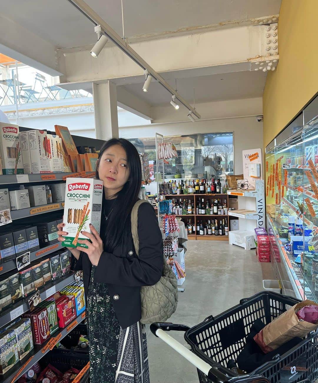 ヘリンのインスタグラム：「@jinihxh 식재료와 #와인에 진심인 할매들이여 ㅋㅋㅋ 어제도 오늘도 너덕에 꼬마오 #드로게리아 + #현대프리미엄아울렛스페이스원」