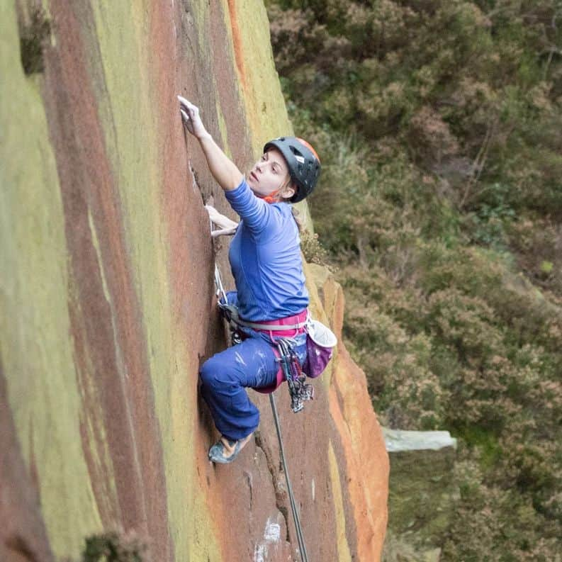 カタリーナ・ザーヴァインさんのインスタグラム写真 - (カタリーナ・ザーヴァインInstagram)「I almost forgot how much fun trad climbing is ❤  It's amazing how much I can still learn in climbing after doing it for so long already. Felt like a total beginner again in Cadarese😅 but I can't wait for the next trad climbing trip🙌  Photo by @jonglassberg from a former trip to GB  @lasportivagram @petzl_official @louderthan11 #wearelasportiva #accesstheinaccessible #lt11 #cadarese #italy #rockclimbing #tradclimbing #handjam #klettern #rissklettern」3月29日 23時43分 - katha_saurwein