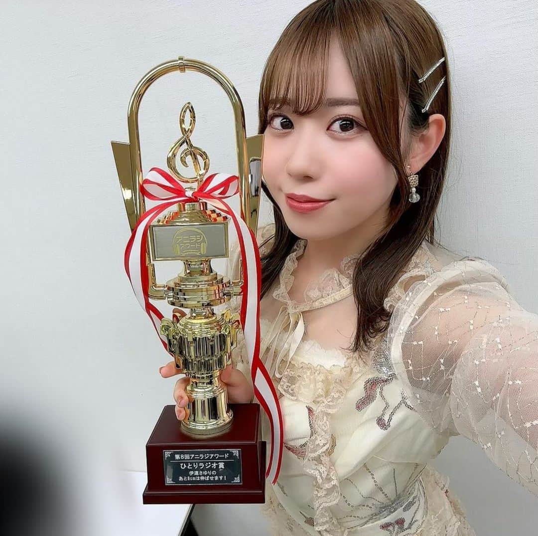 のインスタグラム：「♪  🏆第8回 #アニラジアワード 🏆 「伊達さゆりのあと8cmは伸ばせます！」#ハチのば 『ひとりラジオ賞』を受賞しました✨✨  みなさんのおかげです！ ありがとうございます🥰✨  第8回のアニラジアワードで "ハチ"のばが受賞...！！🐝 おおお...何cmかプラスになりそうだっ！笑 次回放送4/25是非見てね🫶🏻  これからもどうぞ よろしくお願いいたします！！！！  #アニラジアワード #ハチのば #身長200cm #10cmヒール #履いたよ👠」