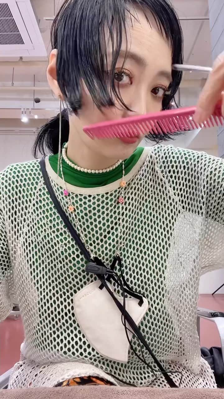 のインスタグラム：「今回は前髪カット✂️じゃなくてサイドカット✂️ 前から見て何だかしっくりこない長さだな〜🤔💦 って時はレザーでササッと整えたくなります✂︎✨ . 小顔効果を発揮してくれる頬骨あたりの髪は長さも毛先のパーマも残したいからそこより後ろをメインにカット✂️💓 . 毛先にパーマがあるから自然に馴染むのをイメージして🥰💓🎶 . タカキさんが作ってくれたマスクチェーンがすごくお気に入り🌸 マスク取る事も増えてきたからタカキさんがつけてるマスクチェーンを羨ましがってたら、作りますよ💓 と言って作ってくれました✨優しいー🥰そして可愛い〜🙏🏻🎶 . . . #福岡ママ  #福岡美容室  #天神美容室  #大名美容室」