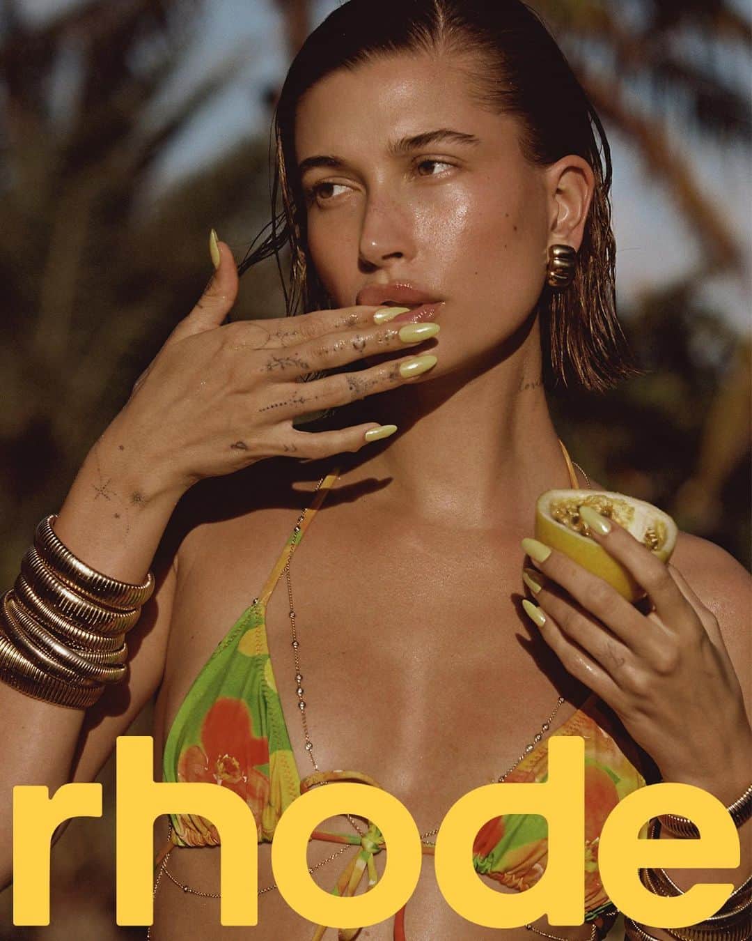 ハイレイ・ロード・ボールドウィンのインスタグラム：「PASSIONFRUIT JELLY. New passionfruit jelly peptide lip treatment is coming 4/6 💛🌴 sign up for the waitlist now rhodeskin.com @rhode」