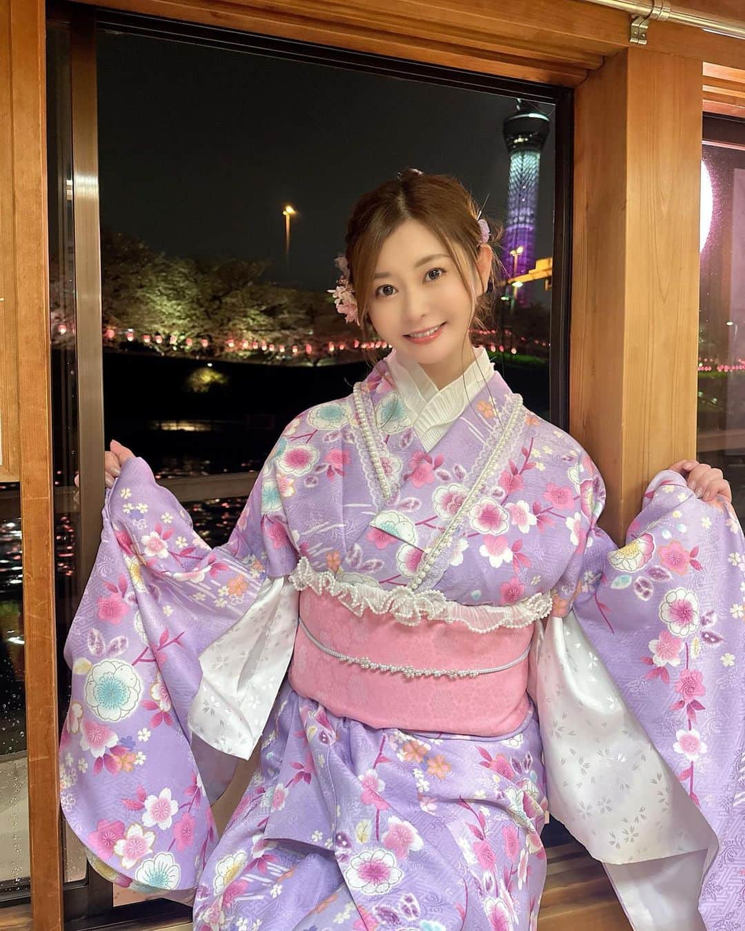 葵百合香（八田愛梨）のインスタグラム：「お花見の後は人生初の屋形船☺️💕 お刺身も美味しかったし景色もキレイで楽しかったー🥰🌸 また乗りたいな✨ #葵百合香 #av女優 #セクシー女優 #高身長女子  #人妻 #巨乳美女  #熟女 #エッチなお姉さん  #着物姿 #お花見 #桜スポット  #屋形船 #オフ会」
