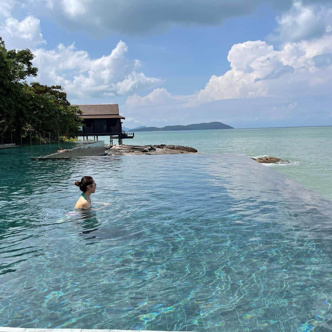 宮崎宣子さんのインスタグラム写真 - (宮崎宣子Instagram)「プールがぬるくて気持ち良い。  日本ではとても水着になれないけど、 海外だと皆さんオープンだから、 気にせず入りました。  充電できました。 マレーシアではとくに何するわけでもなく、本読んだり、散歩したりが多かったですが、  特にどこか行きたかったところも決めてなかったので、その場のノリで全て動いていました。  実は、治療もあり、体調を整えることもあり、仕事の調整もありで、 この半年間、大学院を休学しました。  本当は続けたかったし、同級生と同じタイミングで卒業したかったのですが、 ここは、焦らずじっくりといこうと、 色々と試行錯誤した半年でした。  思い通りにいかないことばかりでしたが、それでも、捨て身で精一杯やってダメなら仕方ないと受け入れることを学びました。  この旅行は、そんな自分への半年間よく耐えたという思いと、 また4月から復学へ向けてのエネルギーチャージでもありました。  これからまた学生に戻ります。 明日は科目登録です。  色んな学びを経験したいと思っています。  #malaysia  #pool #マレーシア旅行  #langkawi  #ランカウイ島」3月29日 23時57分 - miyazaki_nobuko