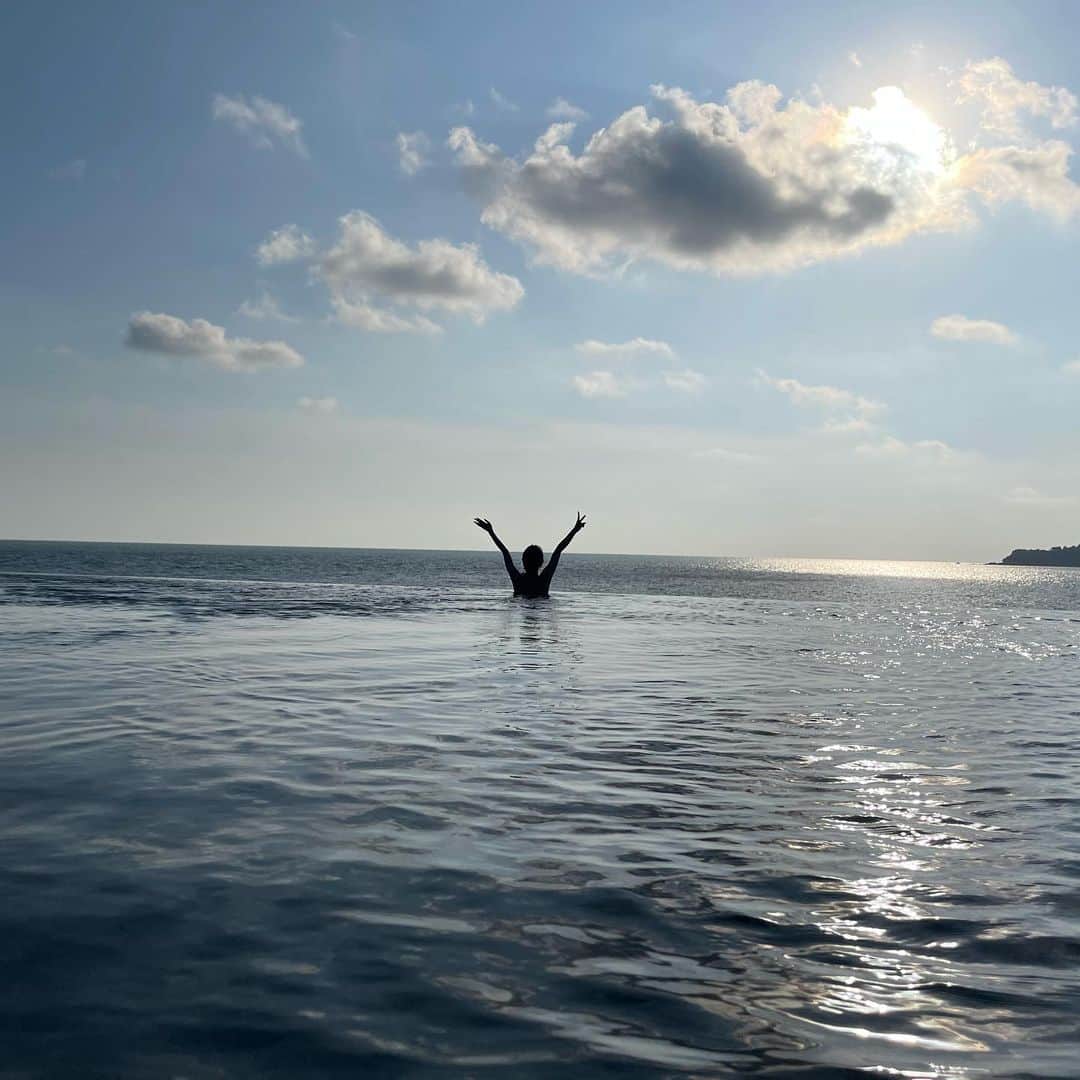 宮崎宣子さんのインスタグラム写真 - (宮崎宣子Instagram)「プールがぬるくて気持ち良い。  日本ではとても水着になれないけど、 海外だと皆さんオープンだから、 気にせず入りました。  充電できました。 マレーシアではとくに何するわけでもなく、本読んだり、散歩したりが多かったですが、  特にどこか行きたかったところも決めてなかったので、その場のノリで全て動いていました。  実は、治療もあり、体調を整えることもあり、仕事の調整もありで、 この半年間、大学院を休学しました。  本当は続けたかったし、同級生と同じタイミングで卒業したかったのですが、 ここは、焦らずじっくりといこうと、 色々と試行錯誤した半年でした。  思い通りにいかないことばかりでしたが、それでも、捨て身で精一杯やってダメなら仕方ないと受け入れることを学びました。  この旅行は、そんな自分への半年間よく耐えたという思いと、 また4月から復学へ向けてのエネルギーチャージでもありました。  これからまた学生に戻ります。 明日は科目登録です。  色んな学びを経験したいと思っています。  #malaysia  #pool #マレーシア旅行  #langkawi  #ランカウイ島」3月29日 23時57分 - miyazaki_nobuko