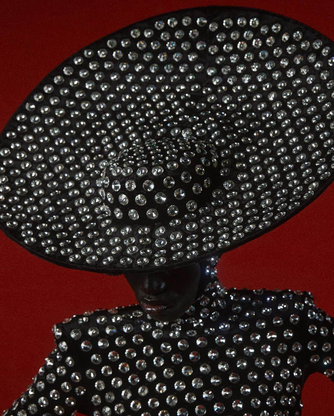 バルマンのインスタグラム：「RENAISSANCE Couture  by @beyonce x @balmain as seen through @olivier_rousteing’s lens  Balmain Creative Director - @olivier_rousteing @parkwood Creative Team  Lead Stylist - @marnixmarni    Principle Hair Stylist - @nealfarinah  Principle Makeup Artist - @rokaelbeauty Hair Stylist - @jawaraw Makeup Artist -@hollysilius Manicurist - @nails_by_yoko   Casting - @bitton  TALENT @maamuor @dominiquesilverintl @xue.huizi @amlater @iamkerolyn @hannegabysees  Special thanks to the Balmain and @Parkwood teams for their support on this extraordinary project.  #RENAISSANCECOUTURE」