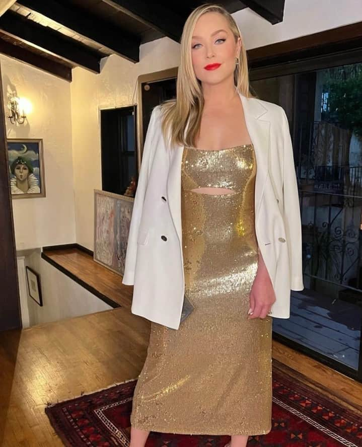 ホルストンのインスタグラム：「Glam. Gold. Gorgeous. ⁠ ⁠ @elisabethrohm in our Sequin Ray Dress. Shop the look now at halston.com⁠ ⁠ ⁠ #sequin #glam #dresses」